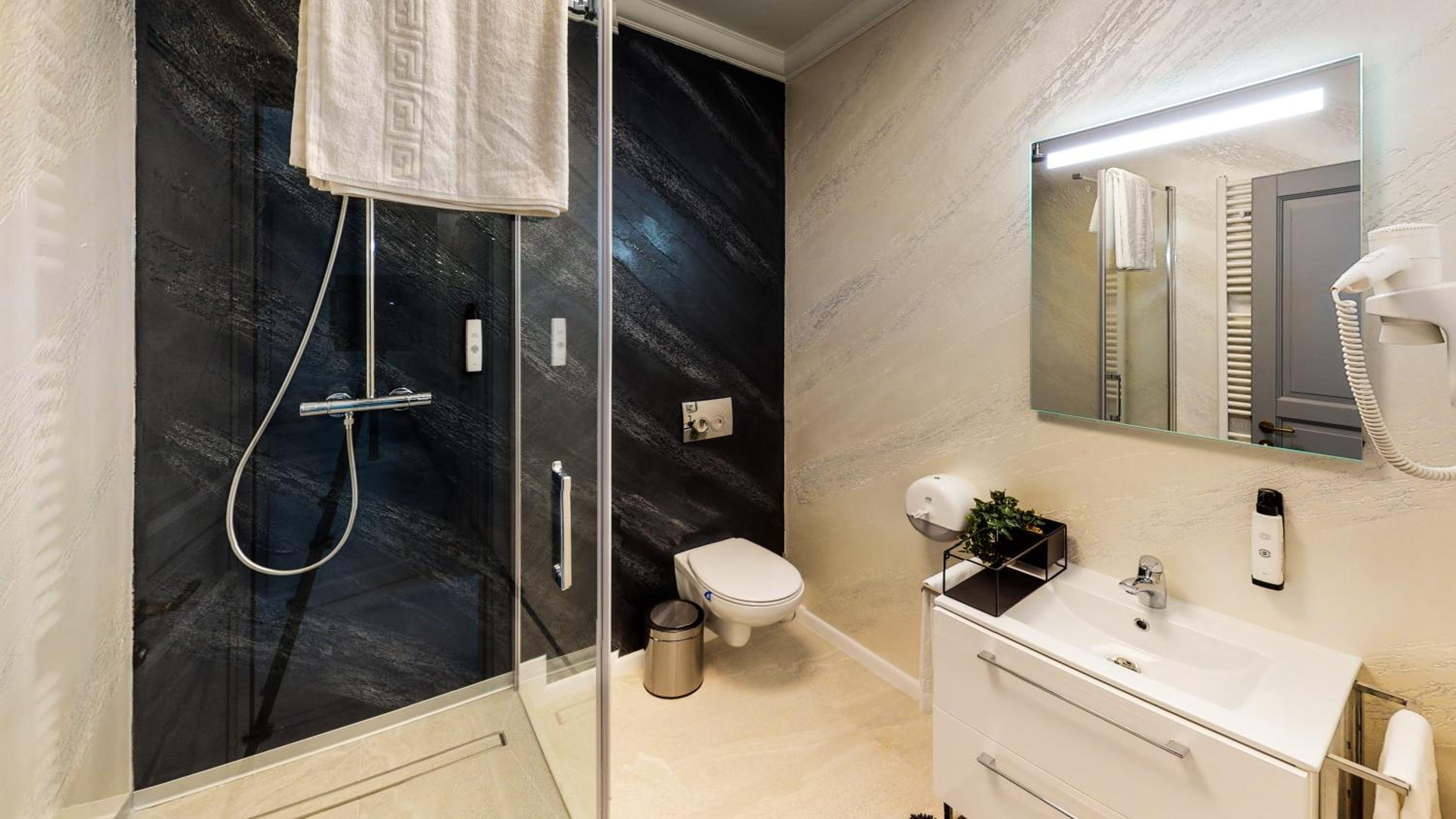 Double or Twin Room with Balcony - Photo 4