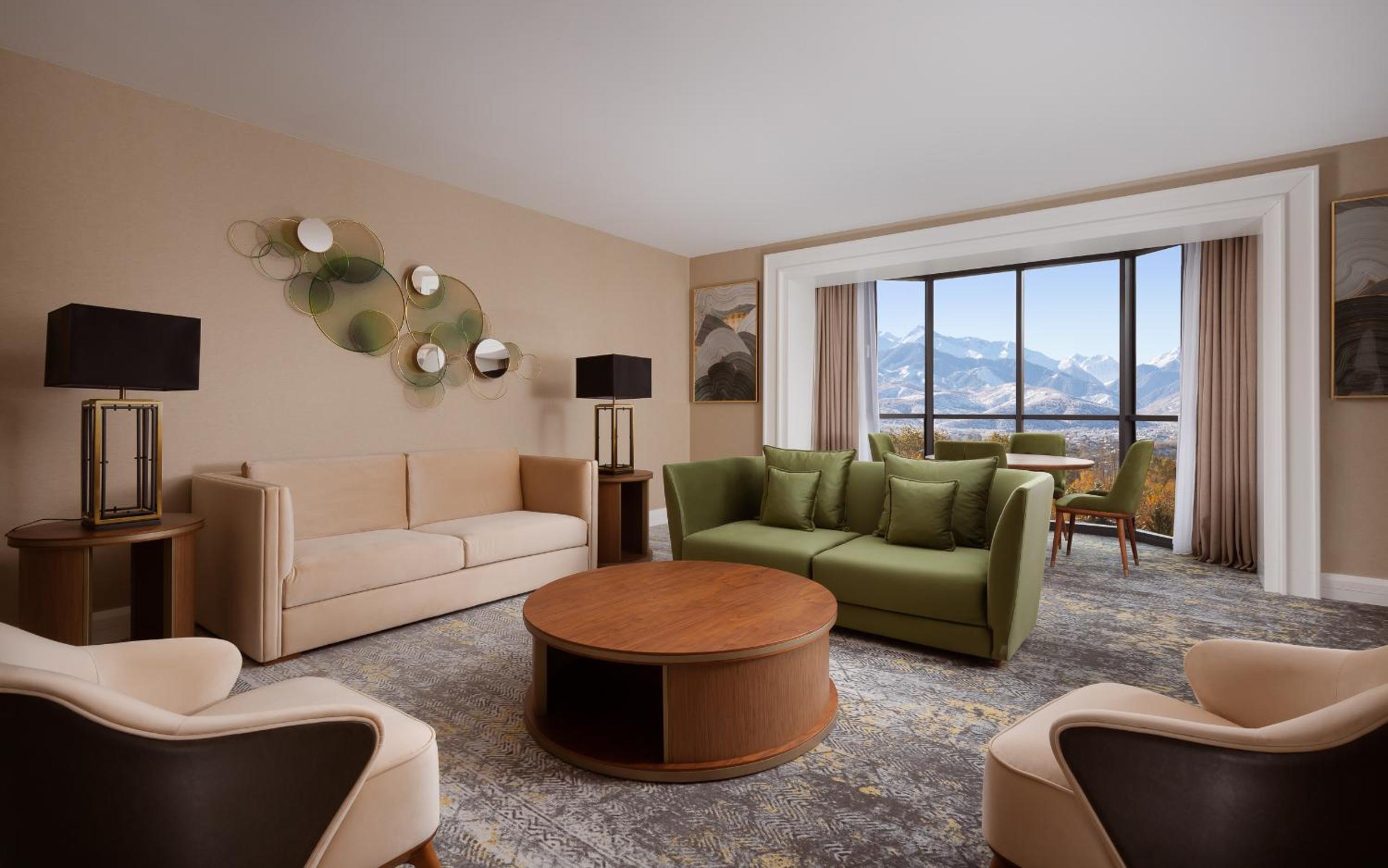 Executive Suite Panoramic Mountain View - Photo 3