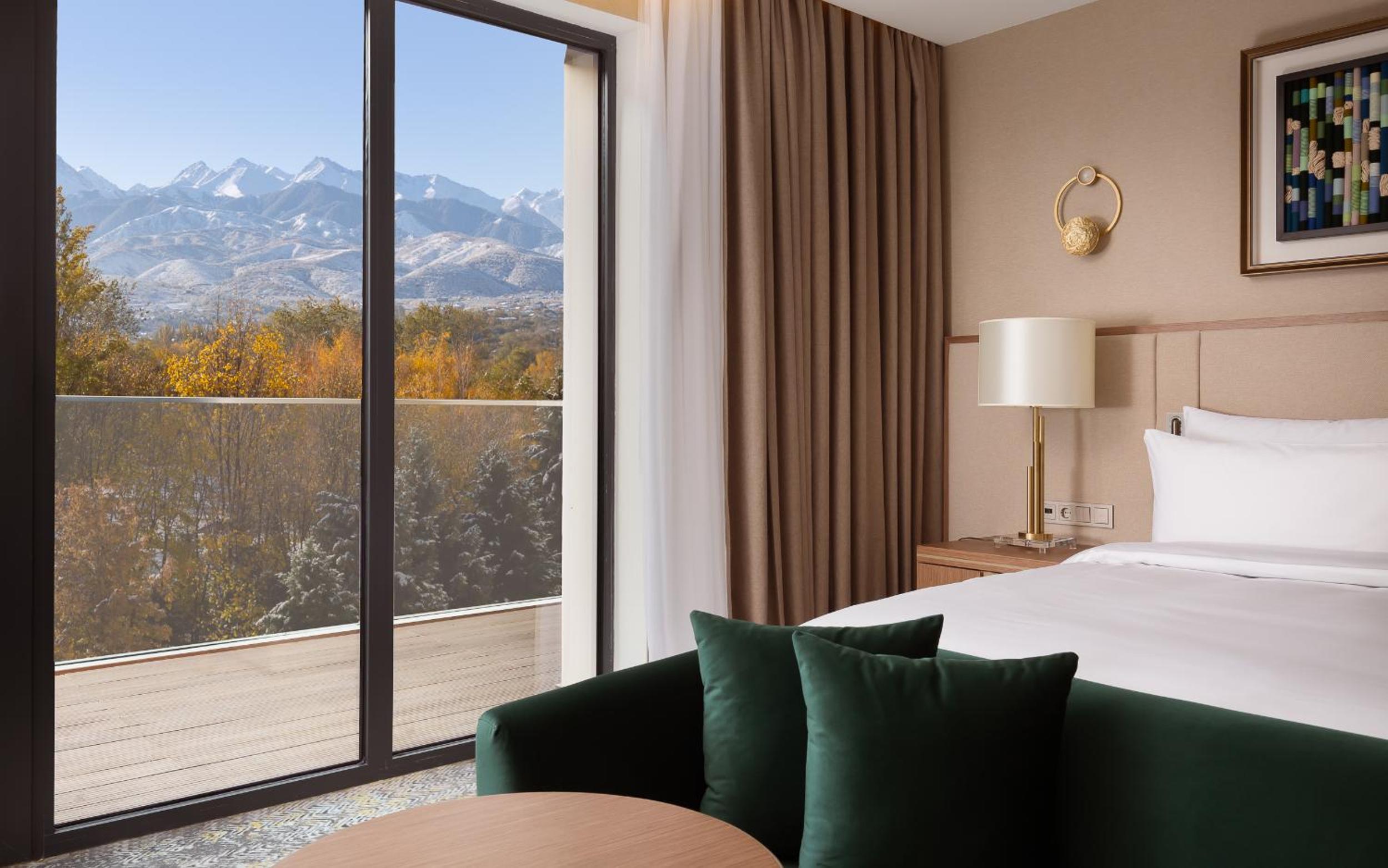 Executive Suite Panoramic Mountain View - Photo 2