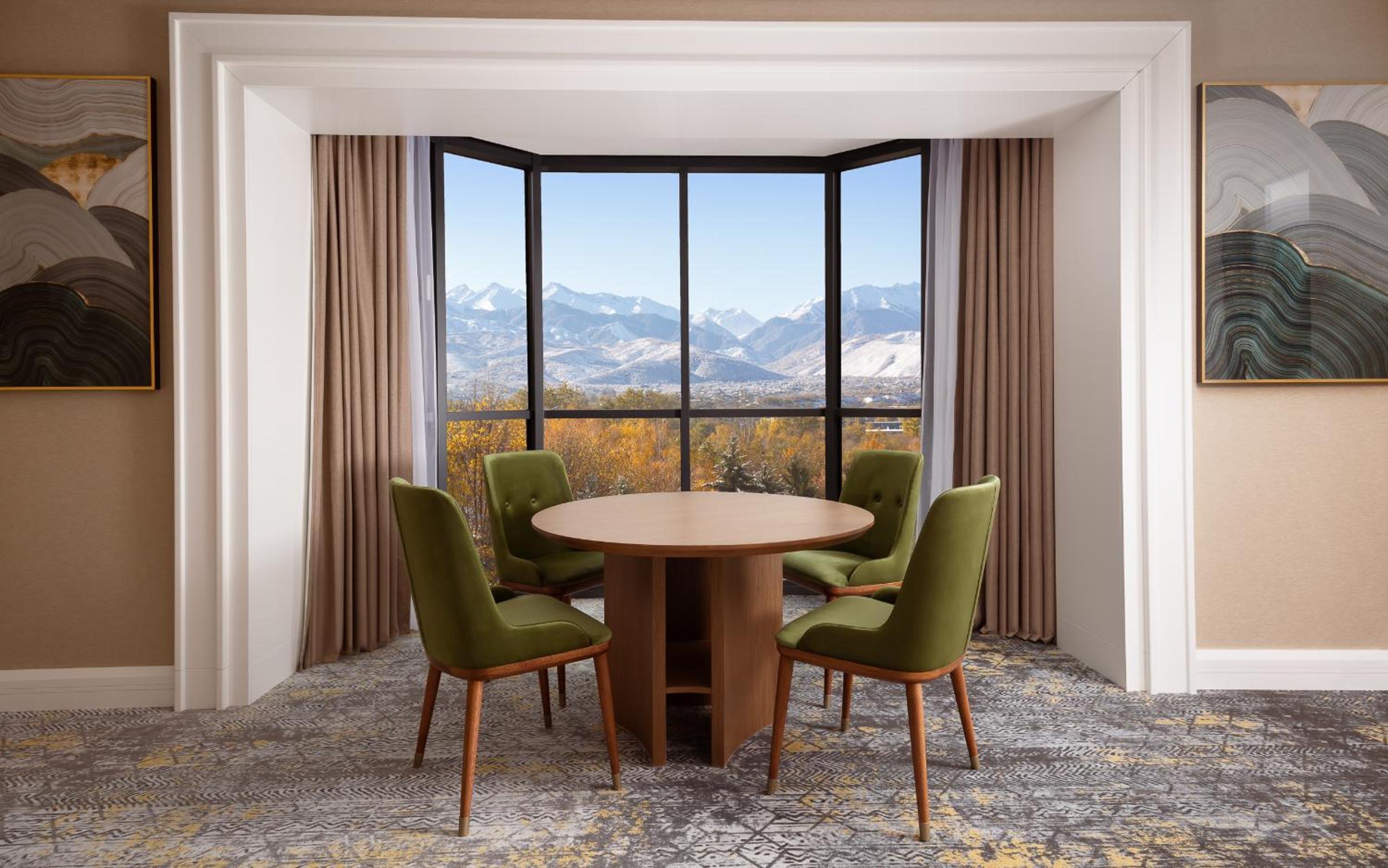 Executive Suite Panoramic Mountain View - Photo 4