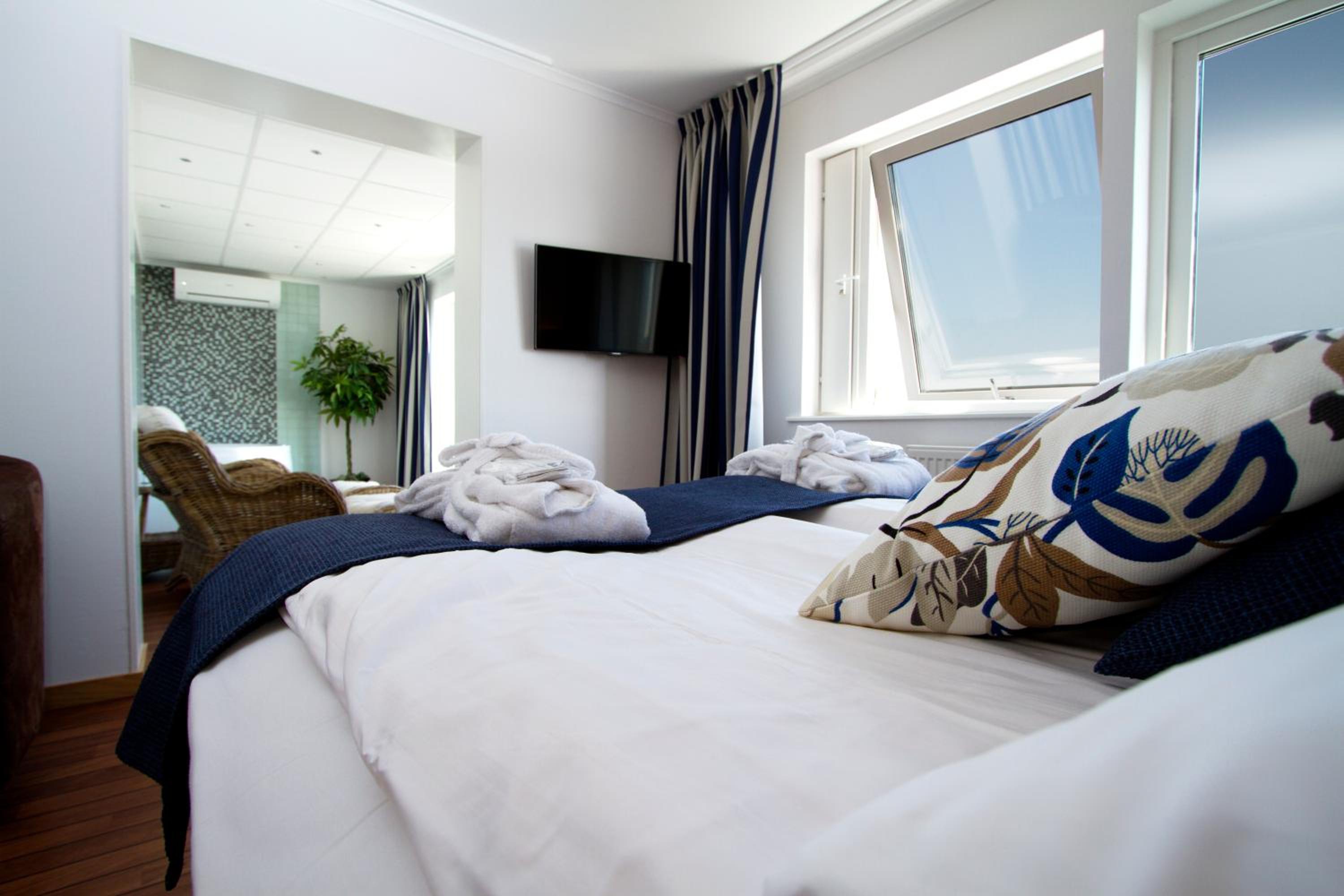 Queen Suite with Sea View and Balcony - Photo 7
