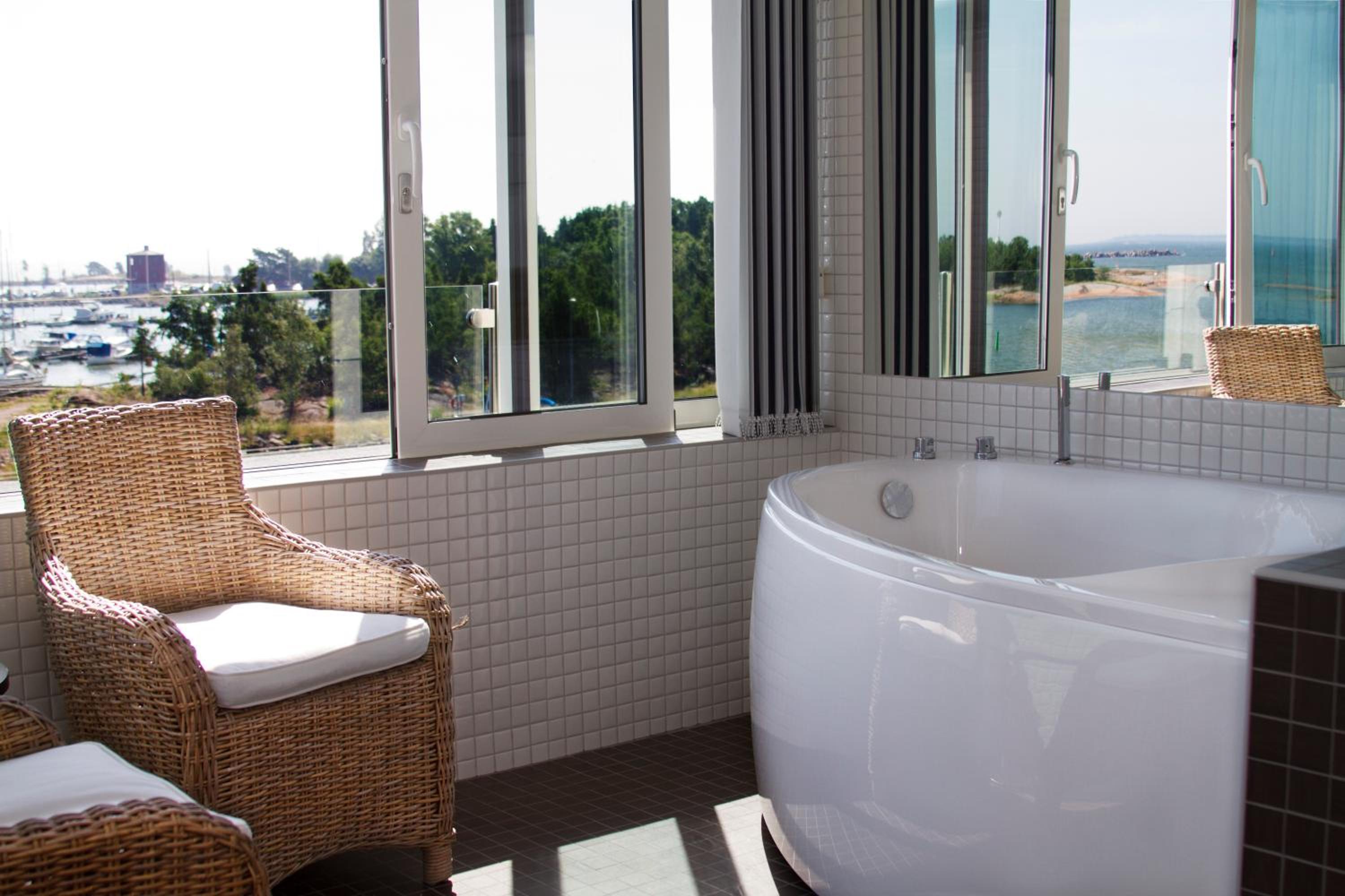 Queen Suite with Sea View - Photo 3