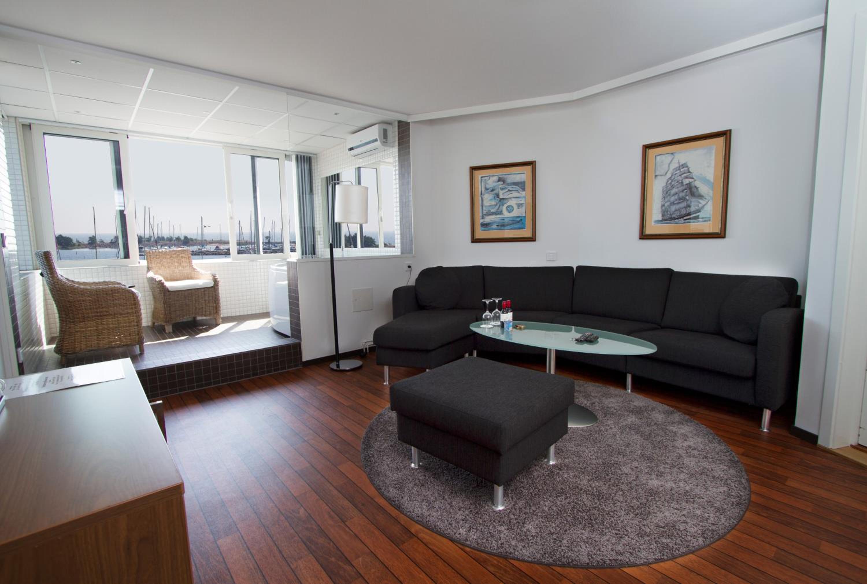 Queen Suite with Sea View - Photo 4