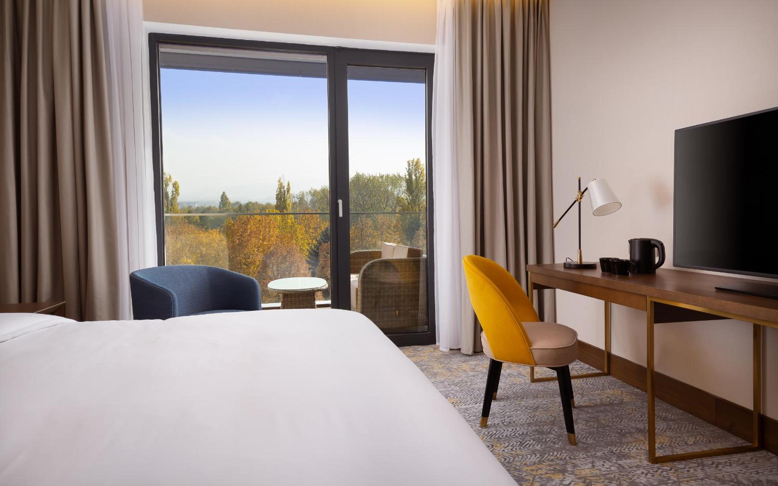 Classic King Room with Mountain View - Photo 2