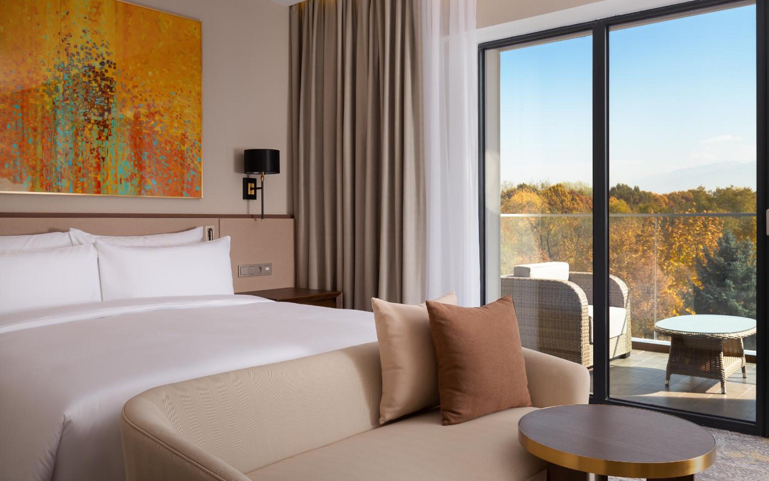 Deluxe King Room with Mountain View - Photo 1
