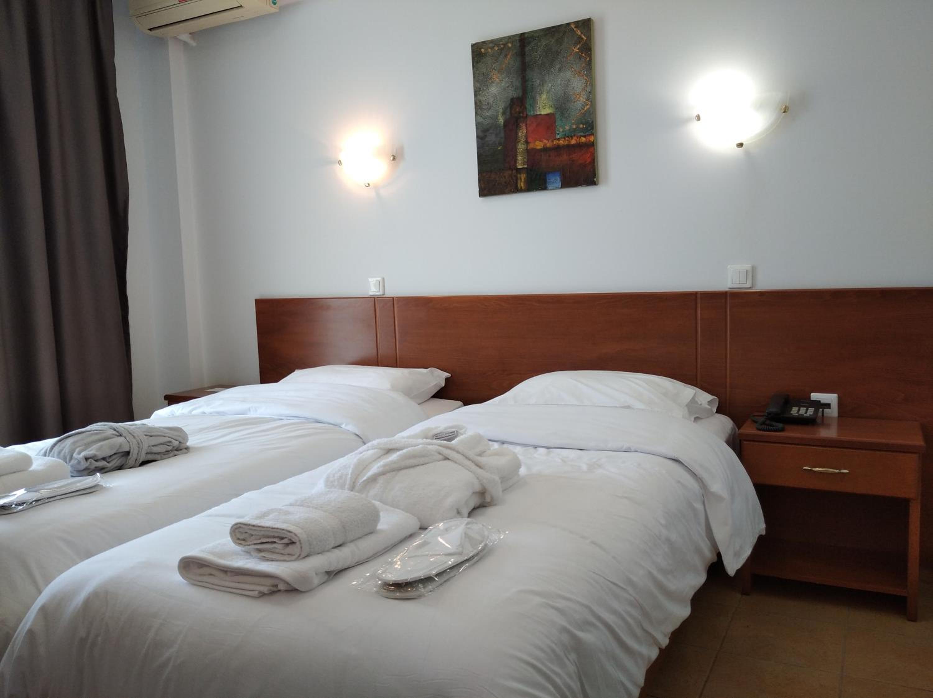 Standard Twin Room - Photo 3