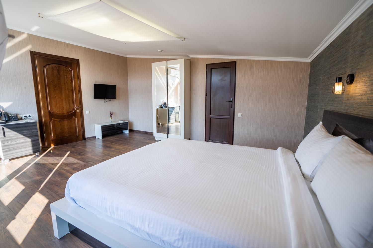 King Suite with Balcony photo 3