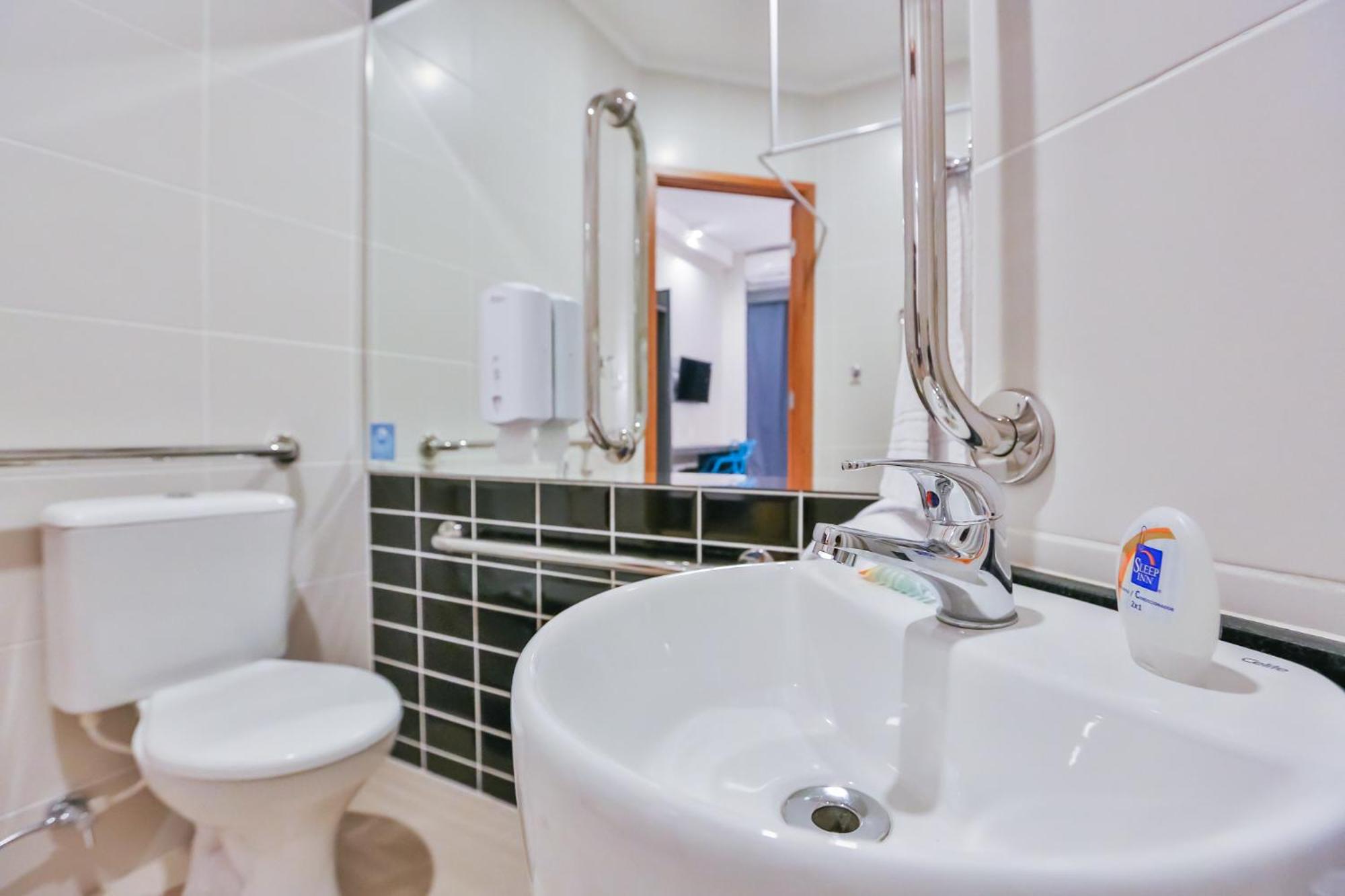 Queen Room - Disability Access photo 2