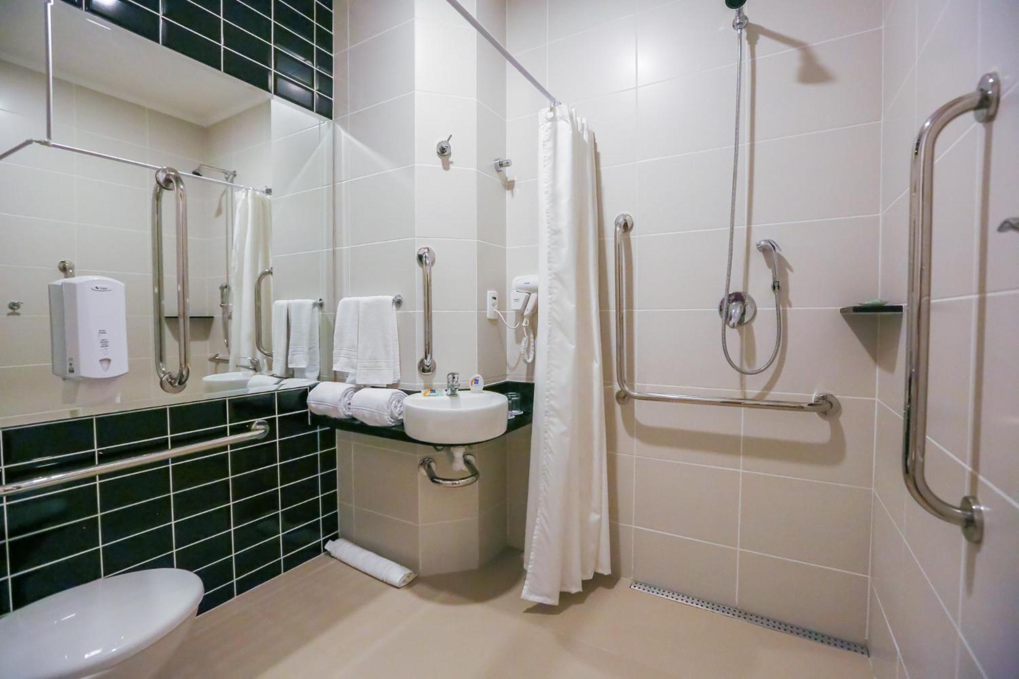 Queen Room - Disability Access photo 3
