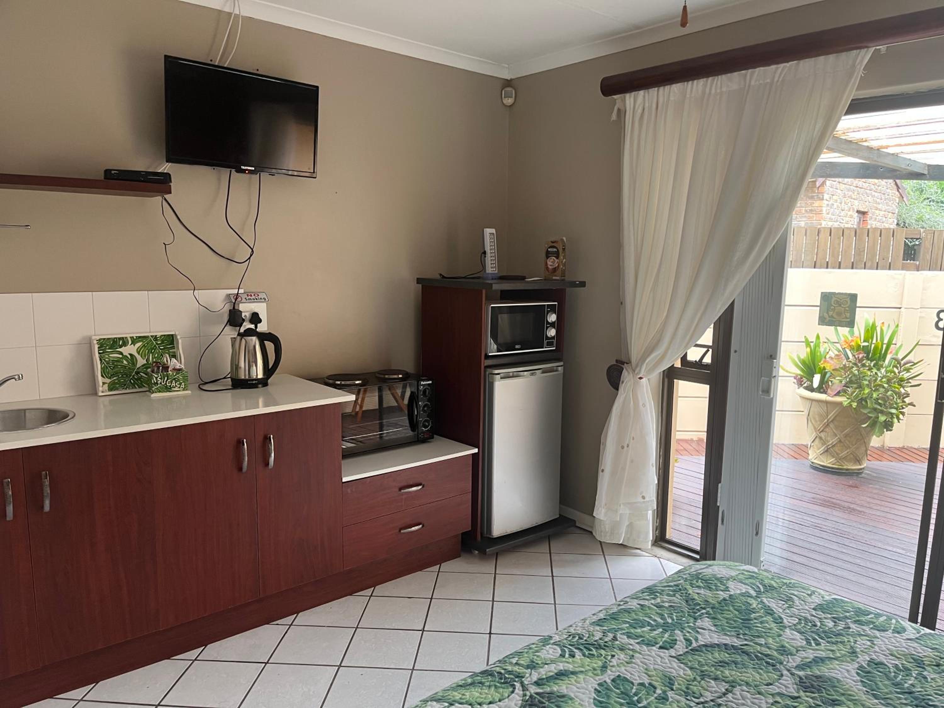 Deluxe Double or Twin Room with Pool Access photo 2