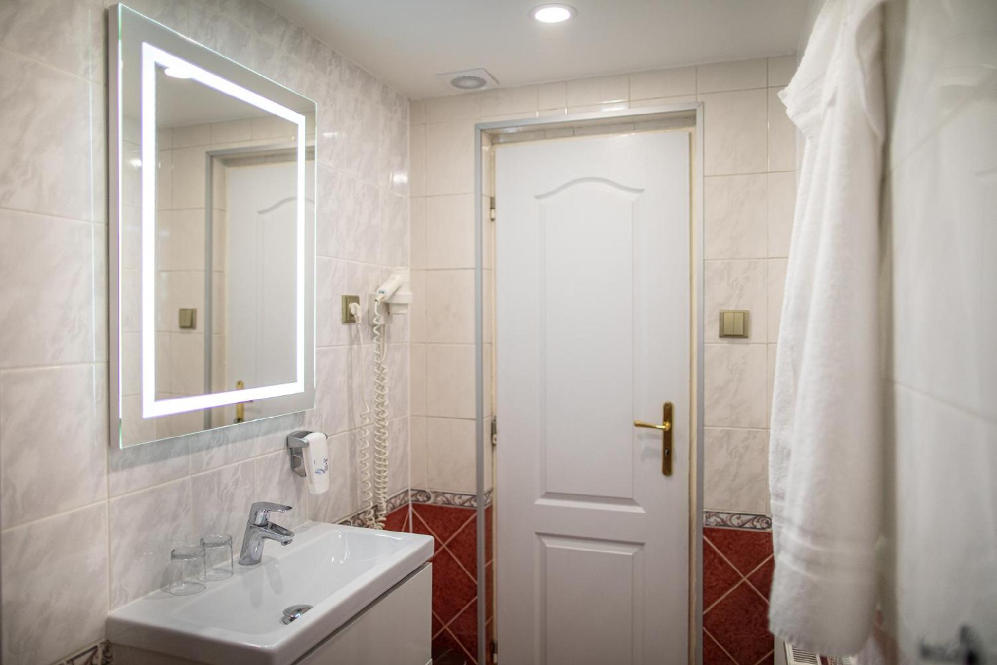 Two-Bedroom Suite - Photo 18