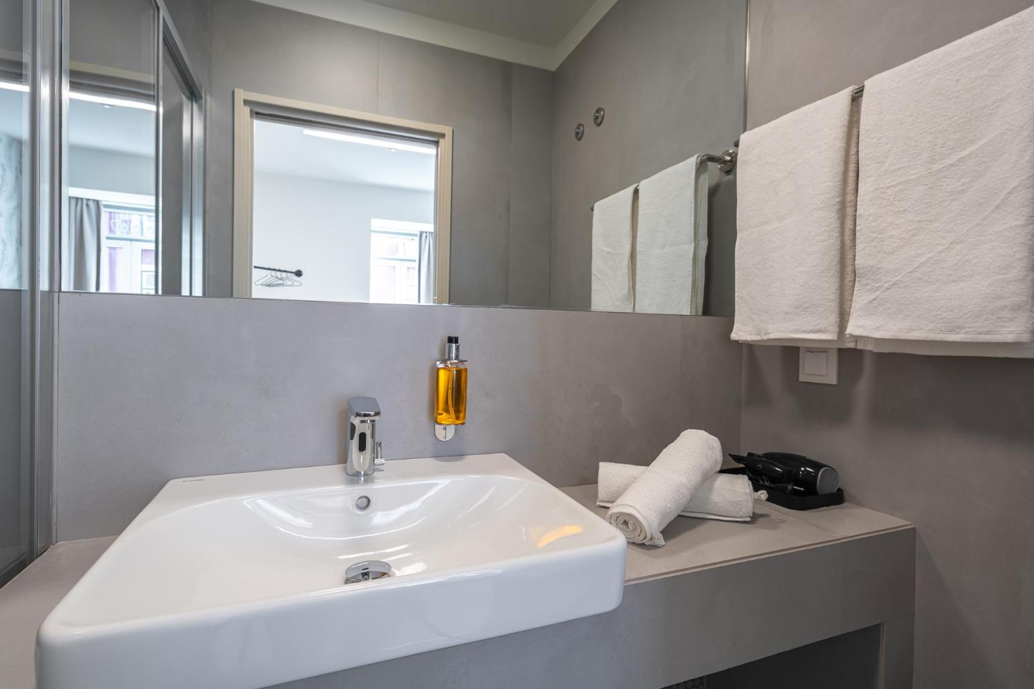 Twin Room with Private Bathroom - Photo 2