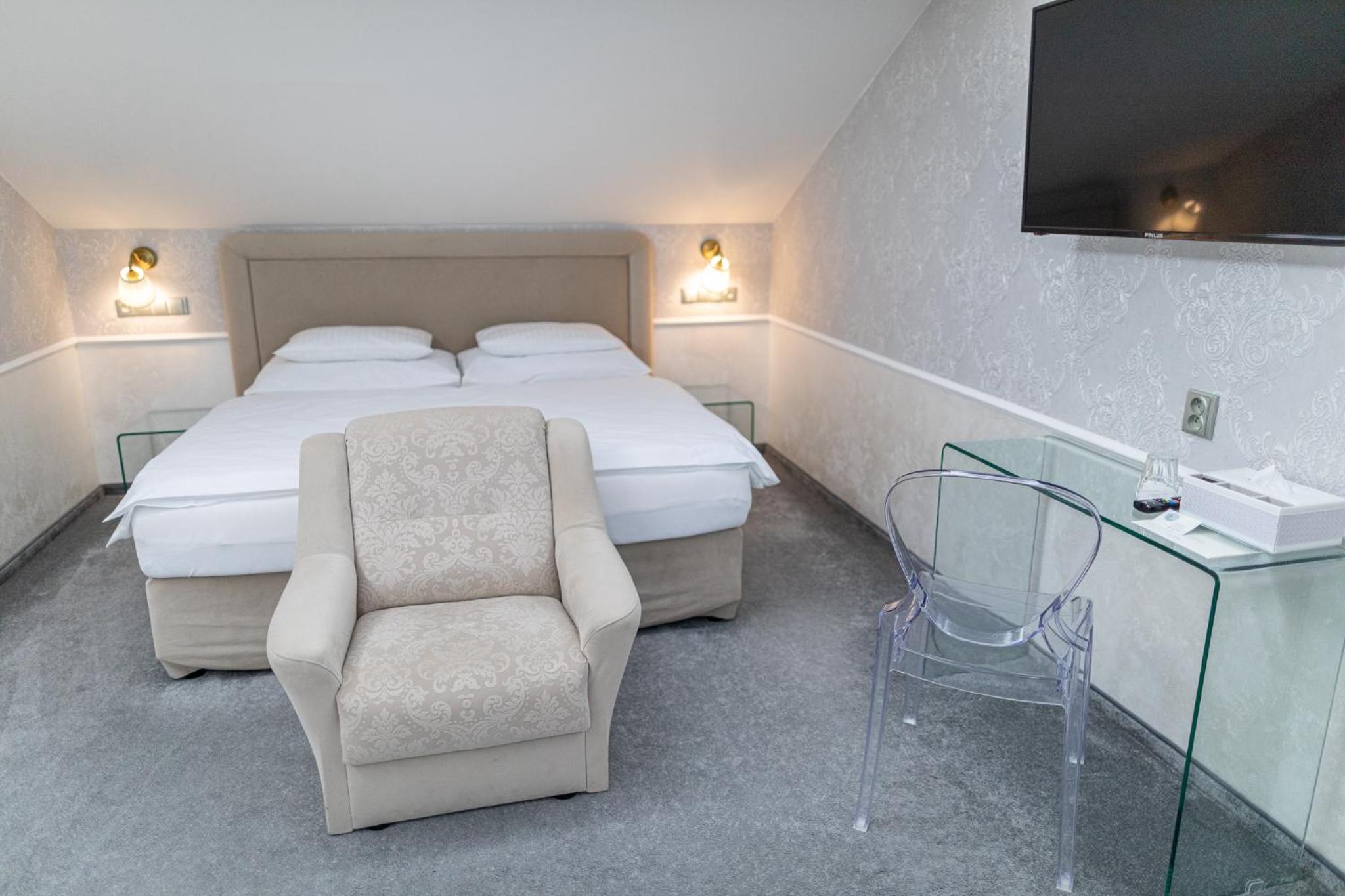 Double Room - Photo 6