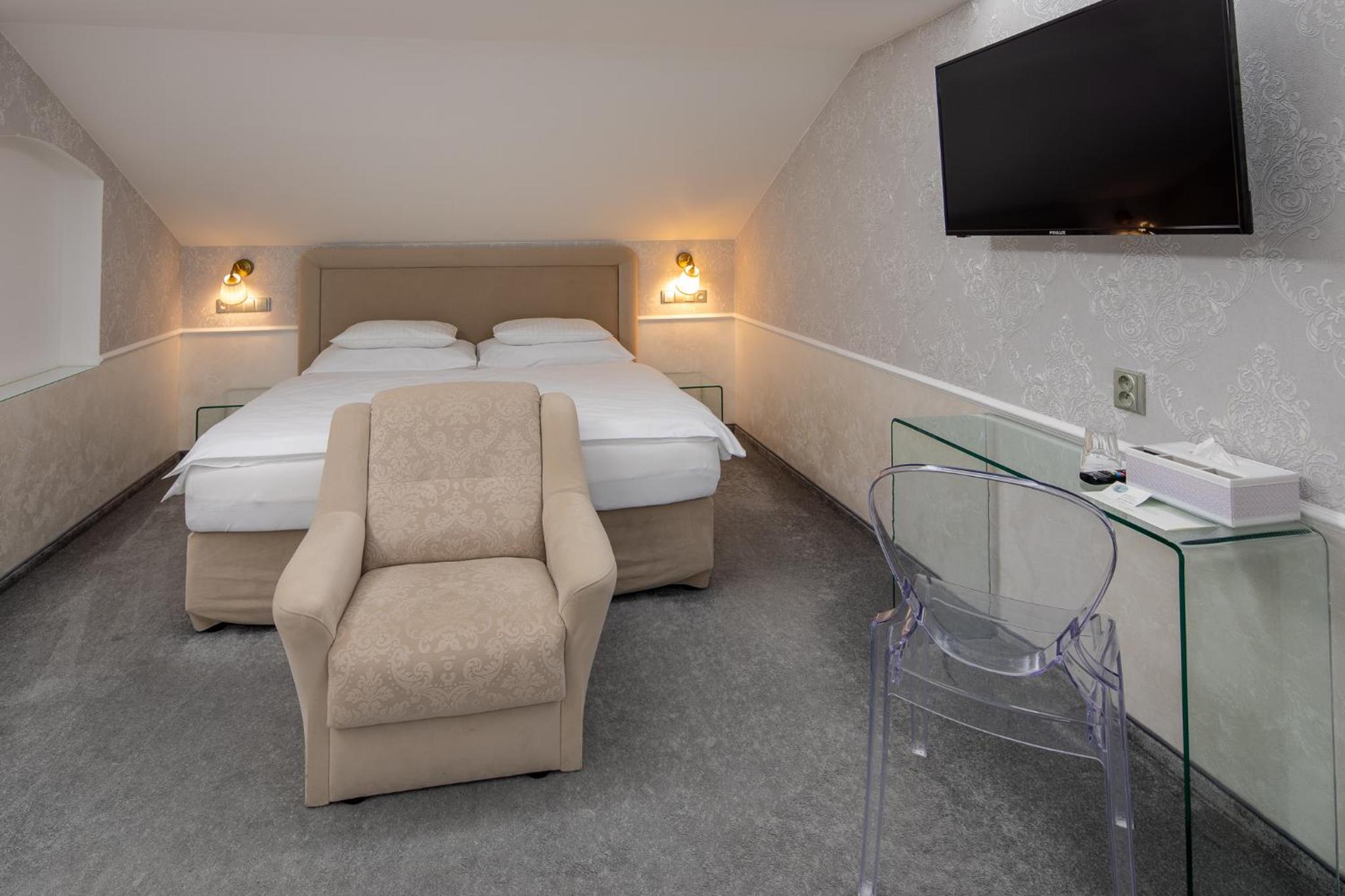 Double Room - Photo 12
