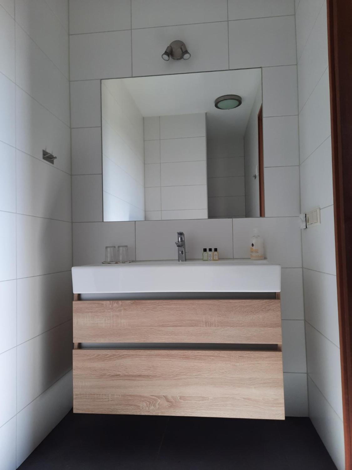 Double or Twin Room with Private Bathroom - Photo 2