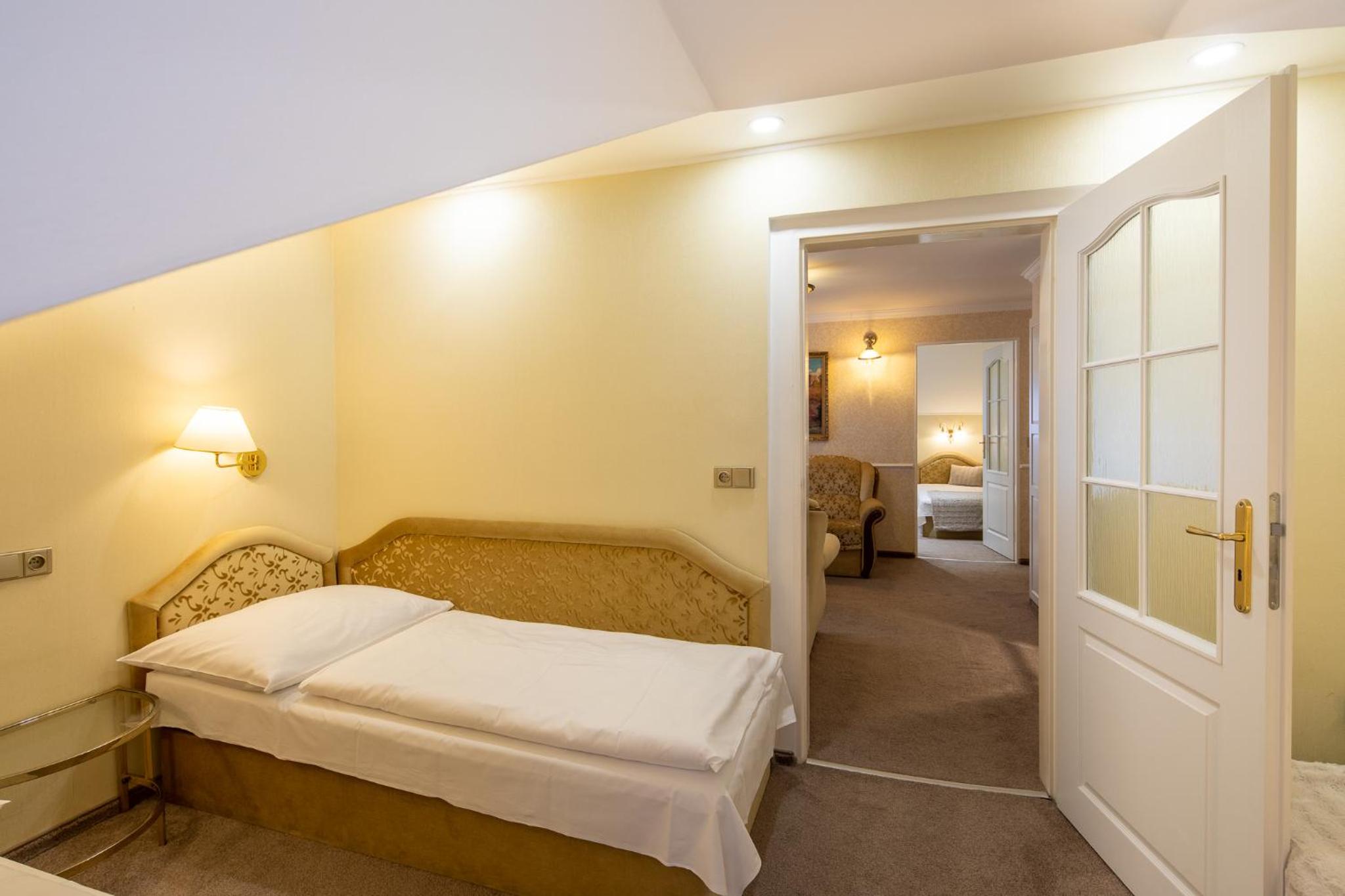 Two-Bedroom Suite - Photo 3