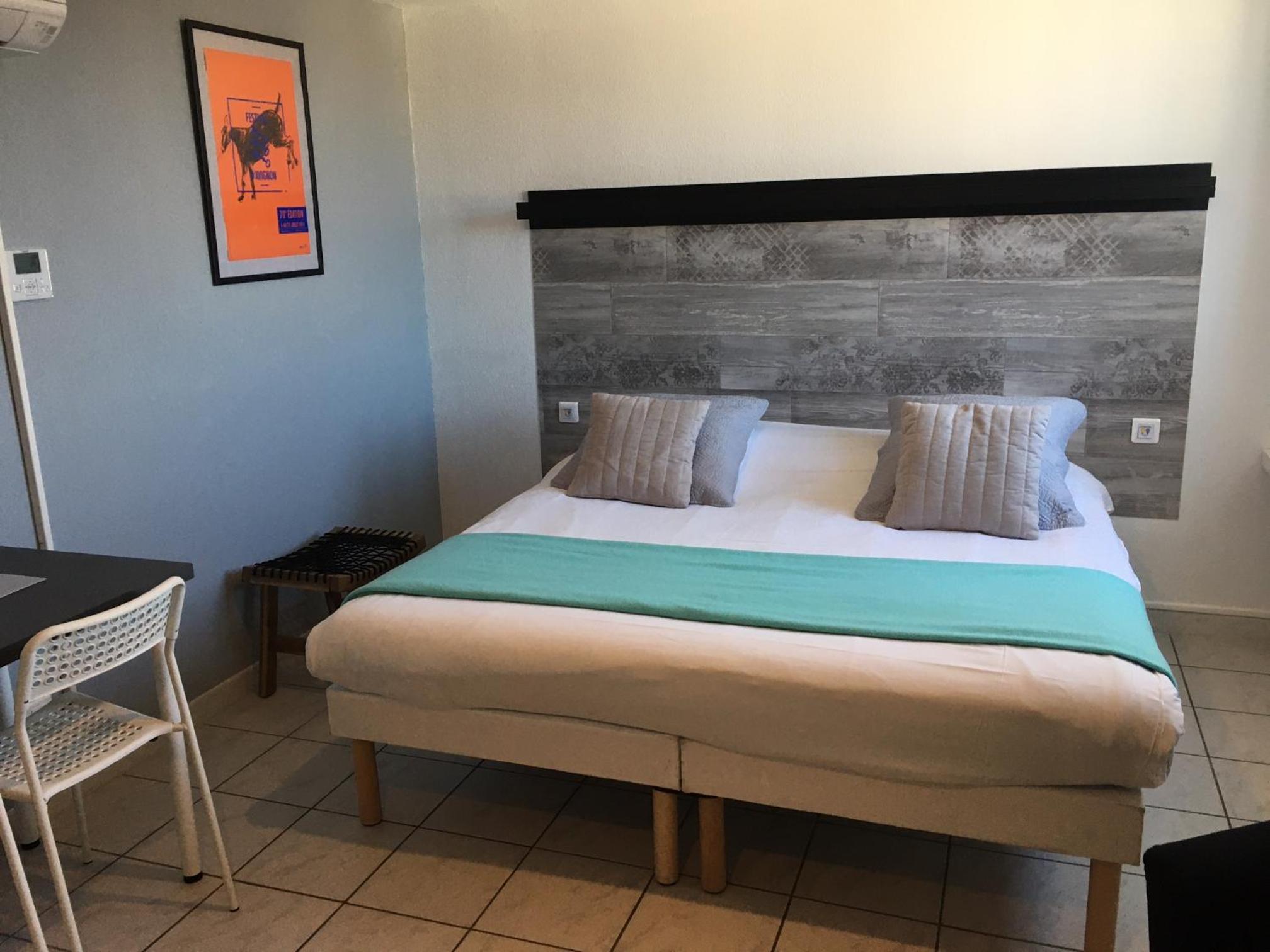 Superior Studio with Air Conditioned - Photo 2