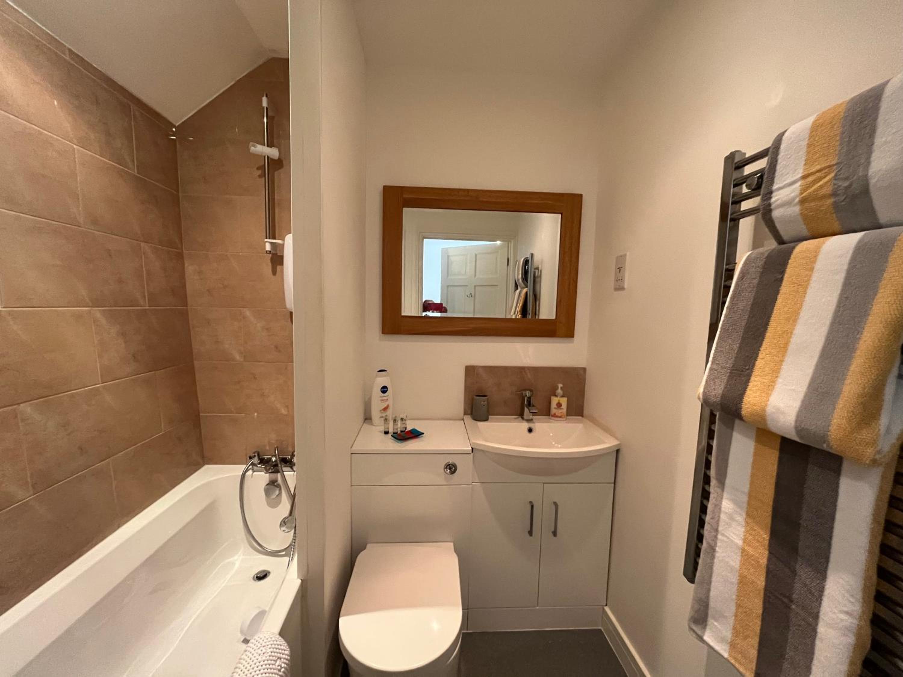 Twin Room with Private Bathroom photo 2