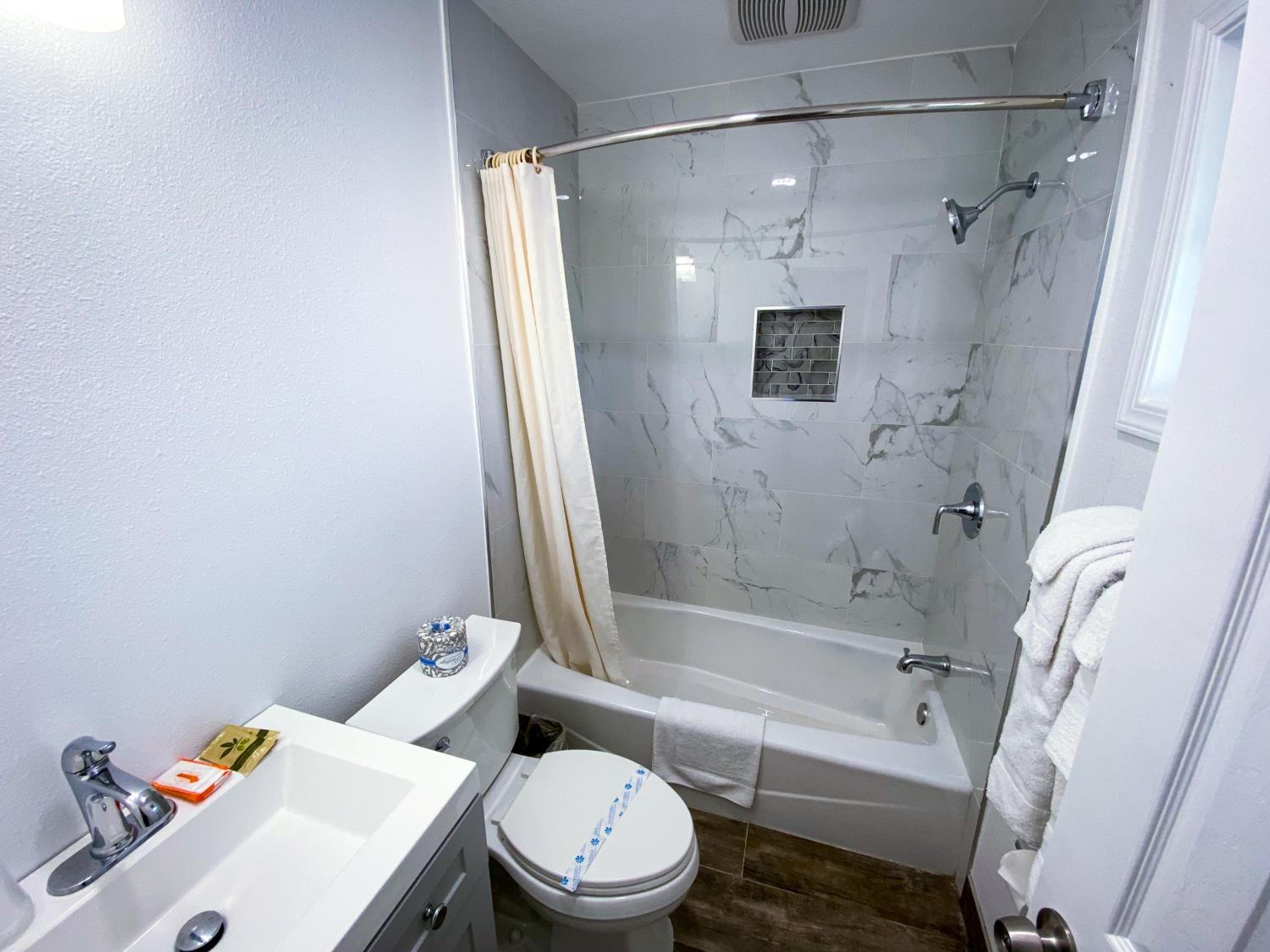 Deluxe Family Suite photo 3