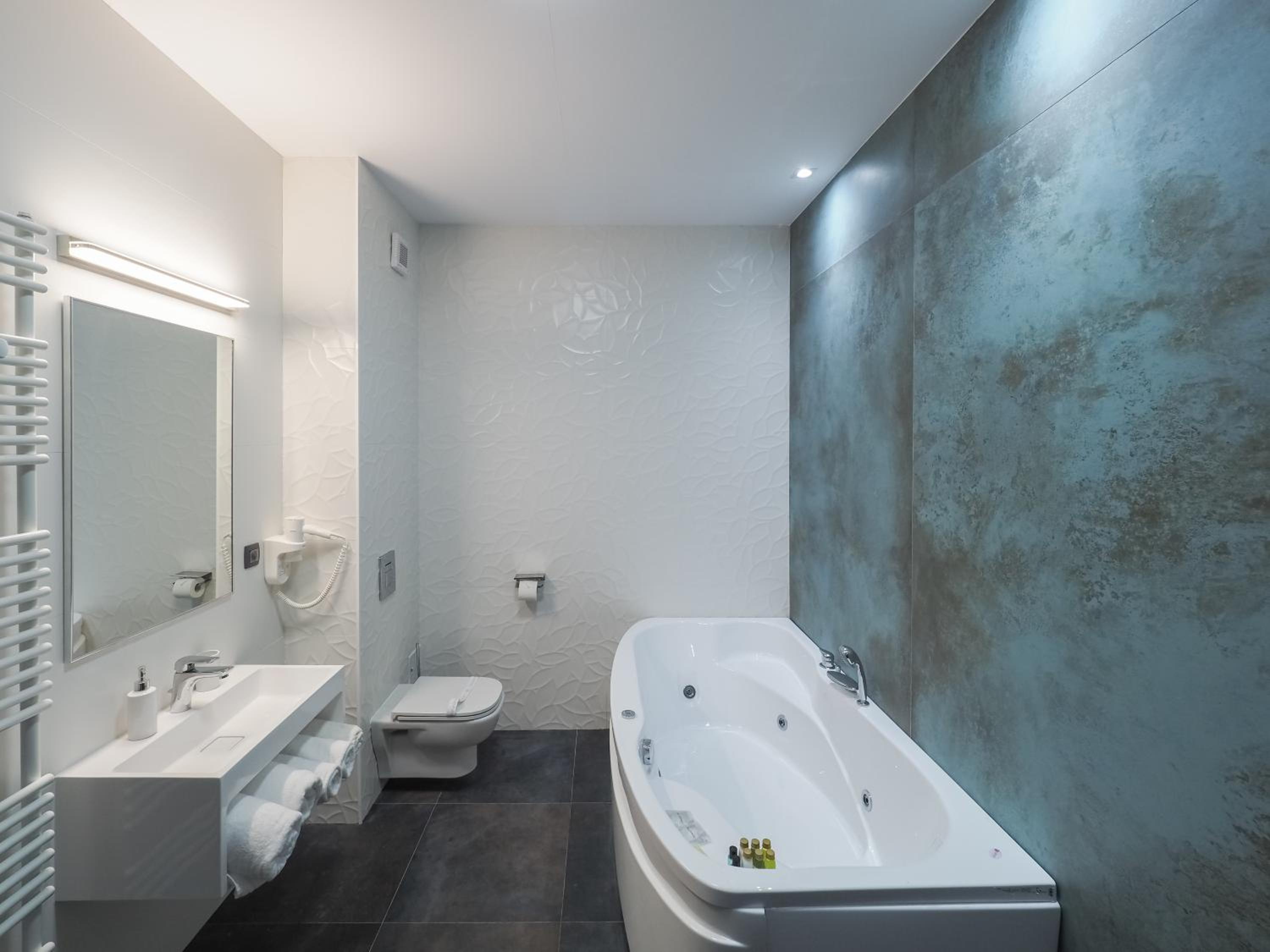 Deluxe Double Room with Bath photo 2