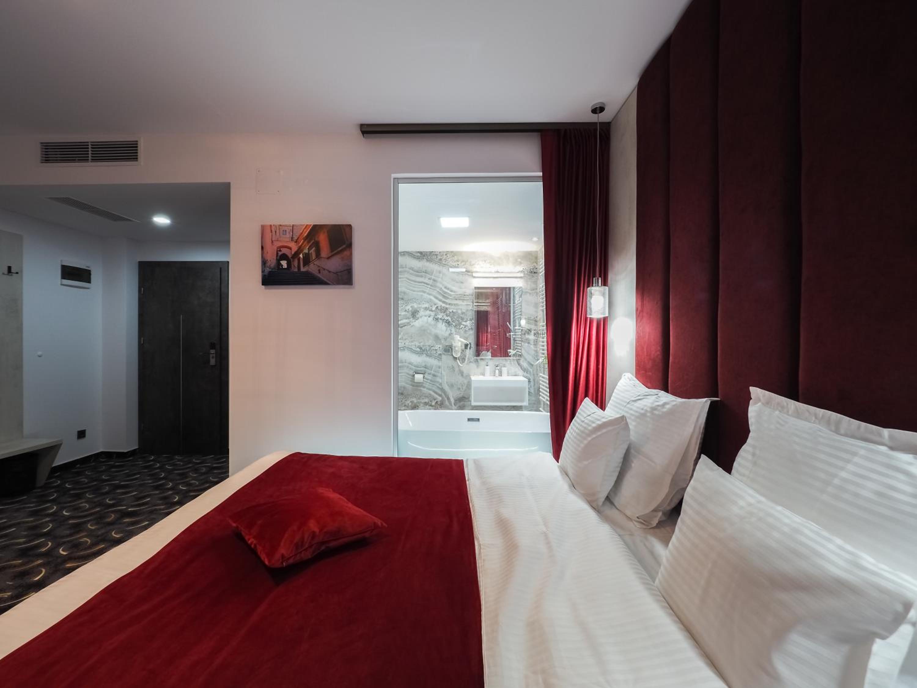 Deluxe Double Room with Bath photo 3