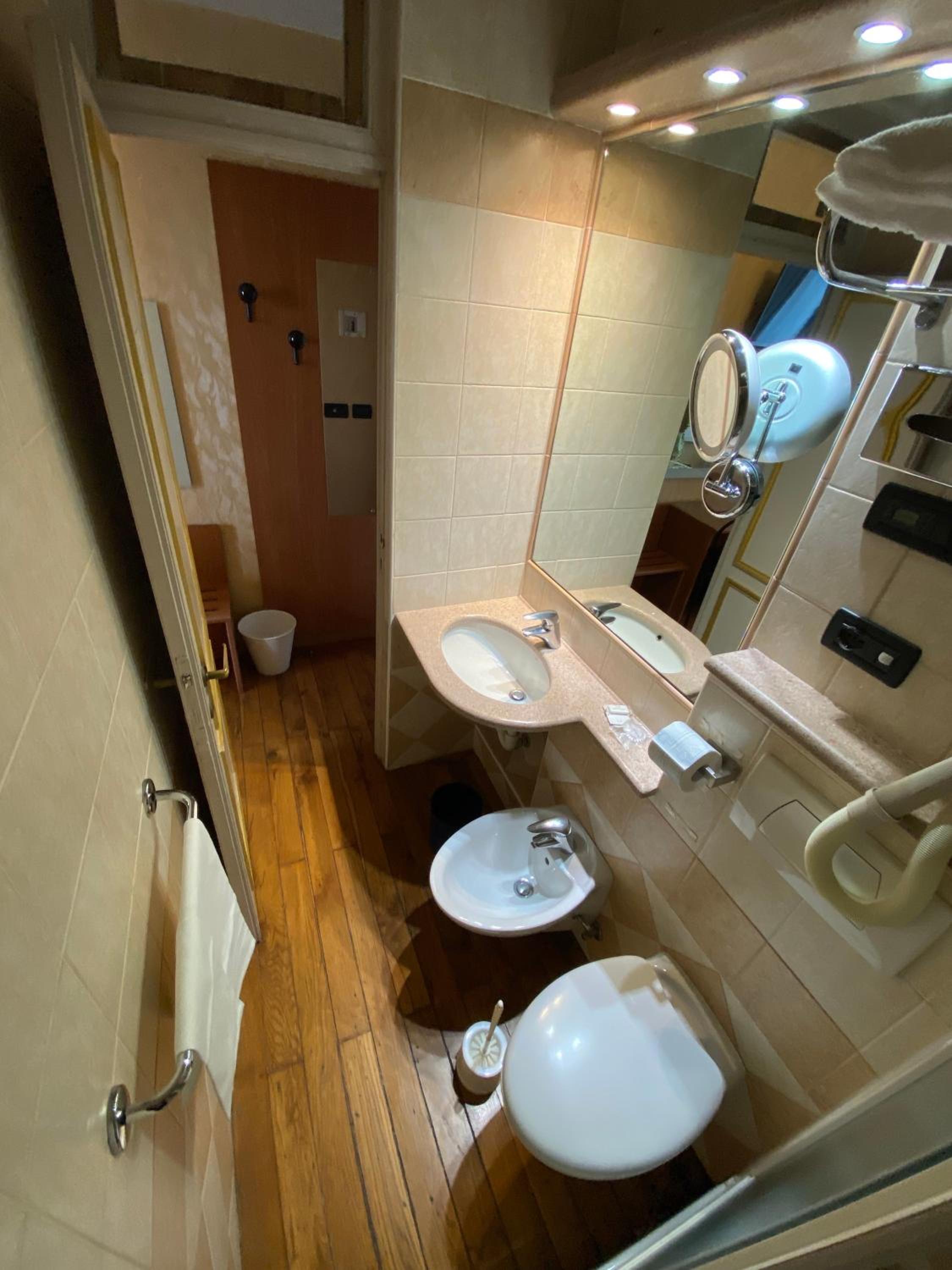 Double Room with Balcony - Photo 13