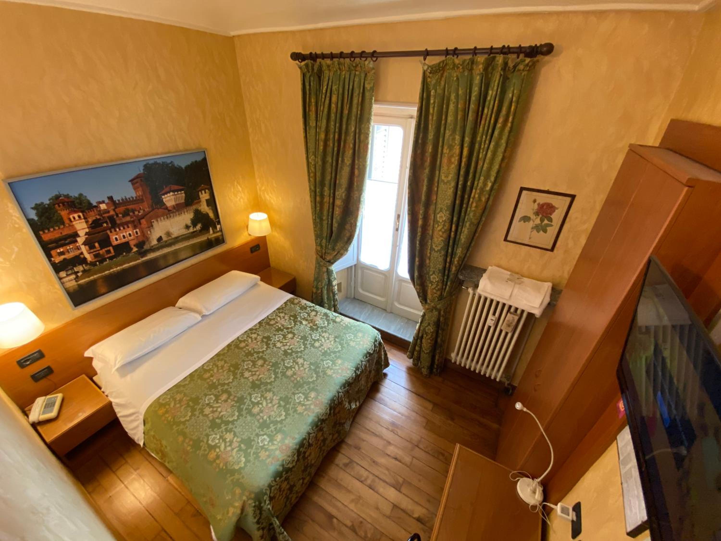 Double Room with Balcony - Photo 14