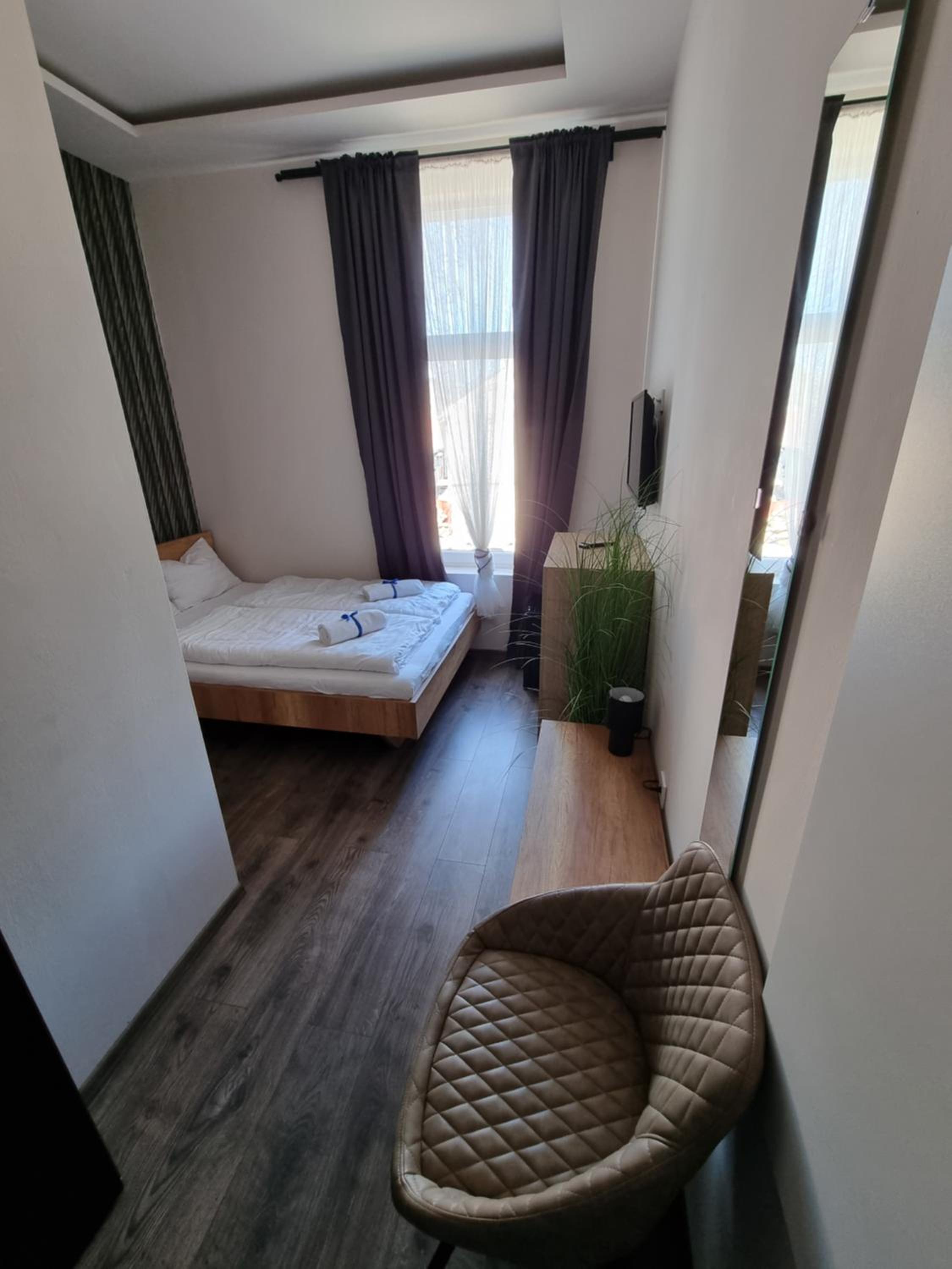 Standard Queen Room - Photo 7