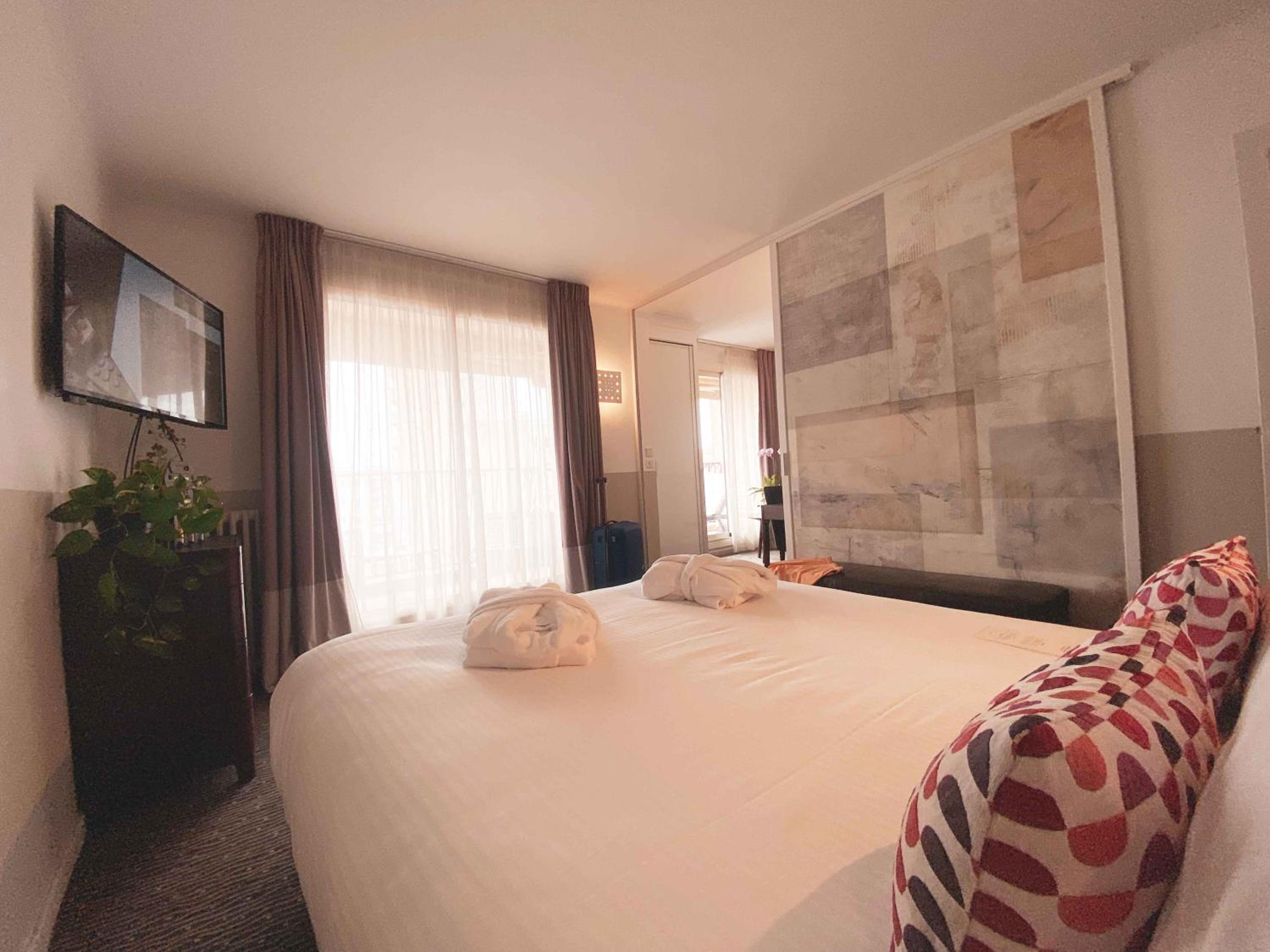 Junior Suite with Sea View Balcony - Photo 8