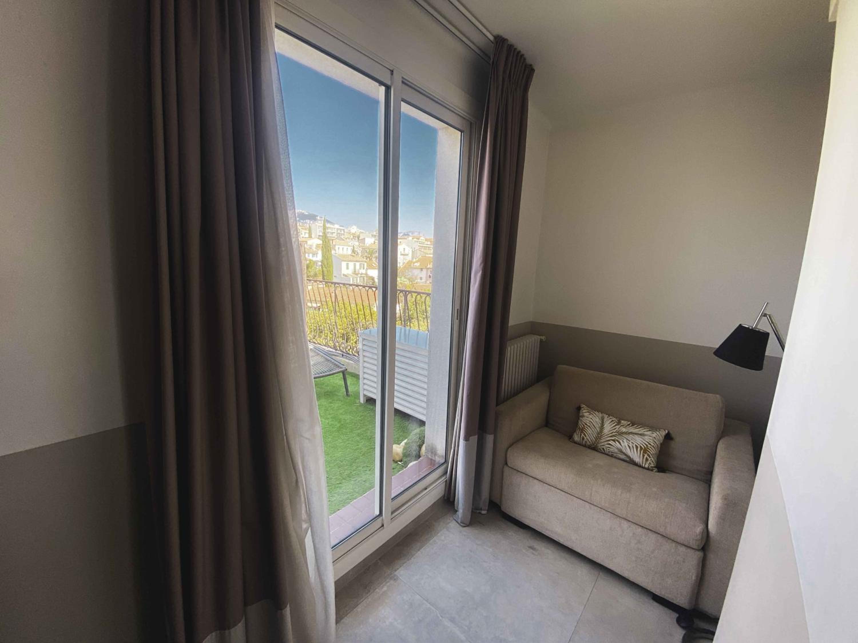 Superior Suite with Sea View - Photo 9