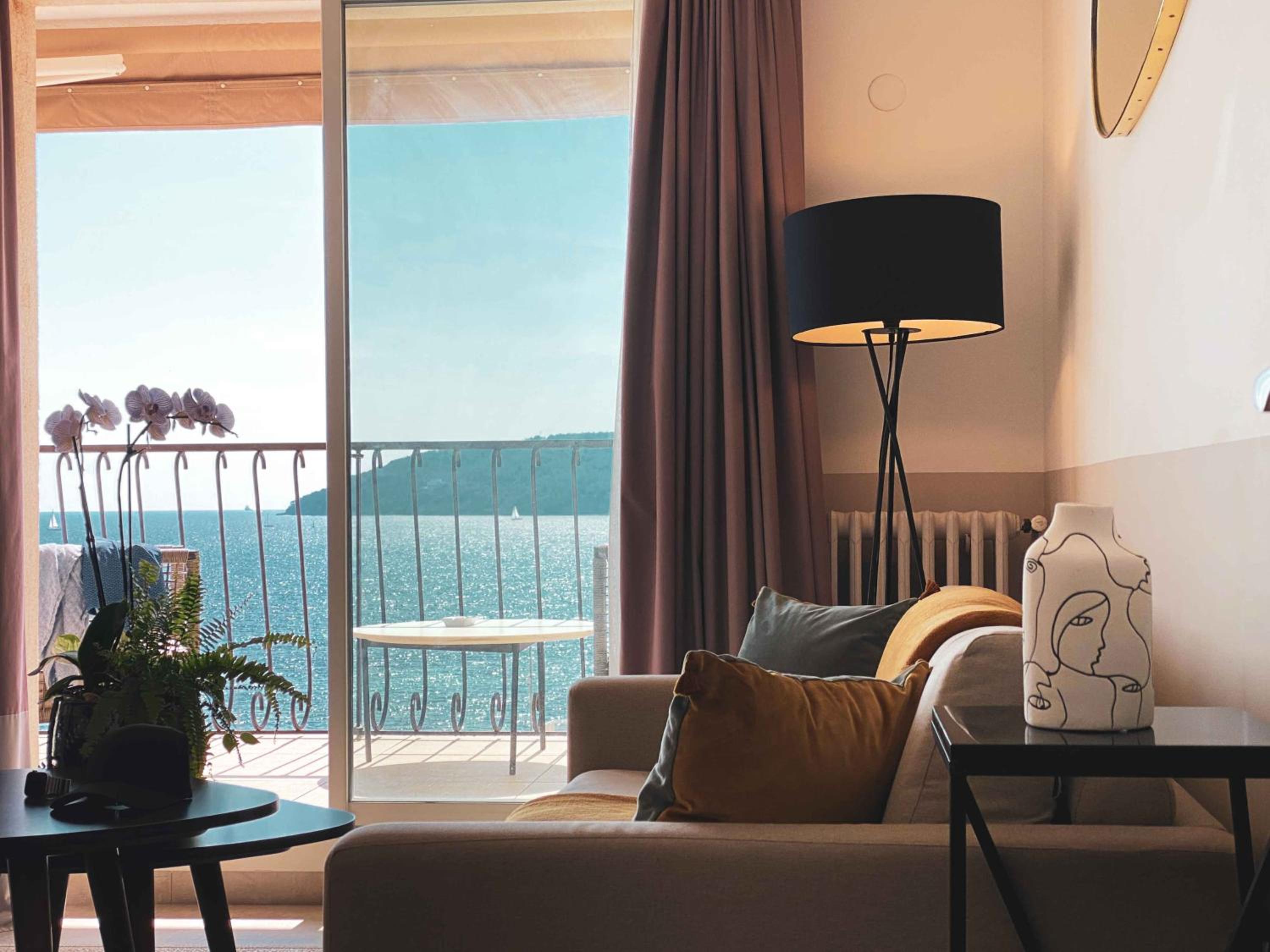 Superior Suite with Sea View - Photo 10