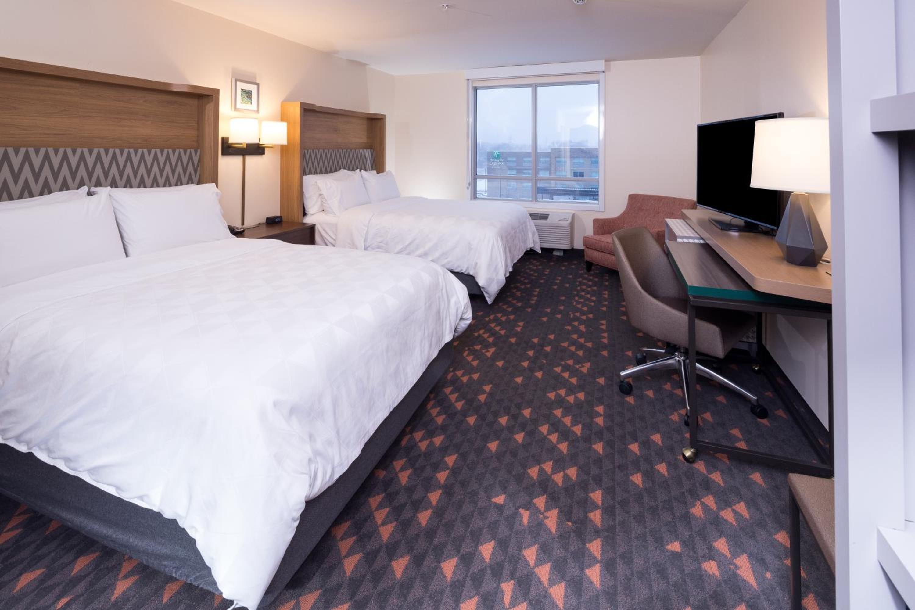 Standard Queen Room with Two Queen Beds - Photo 4