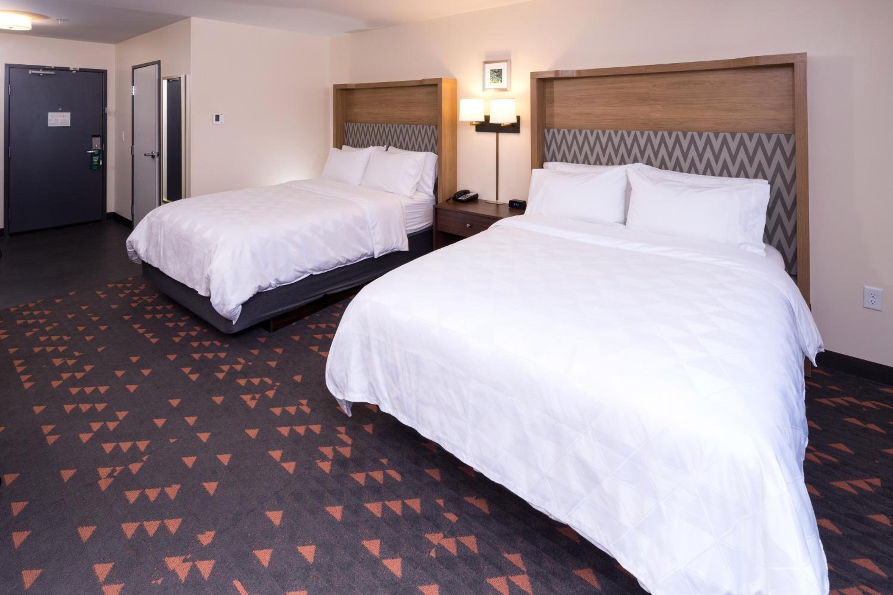 Standard Queen Room with Two Queen Beds - Photo 2