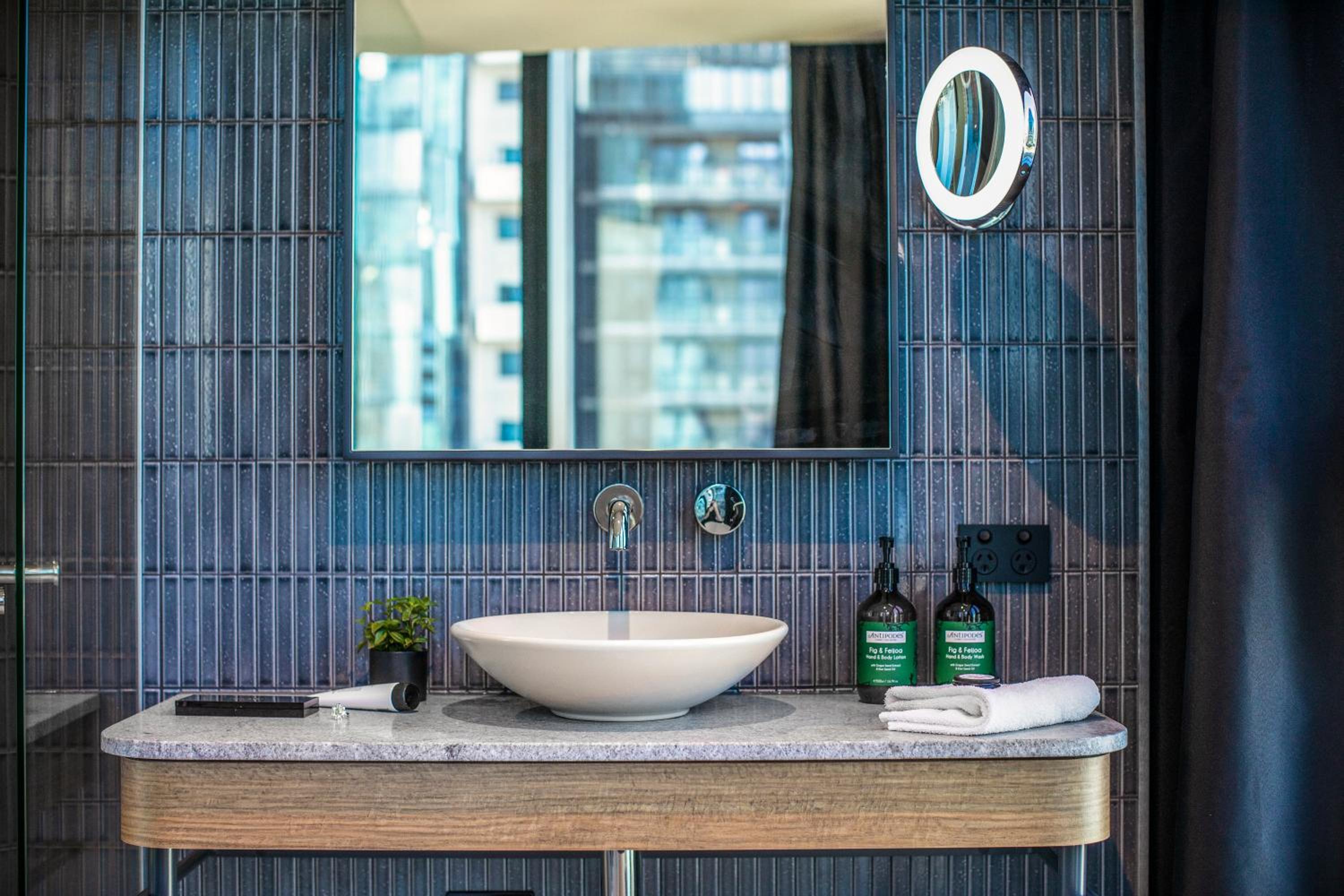 Premium King Room with Tub - High Floor - Photo 6