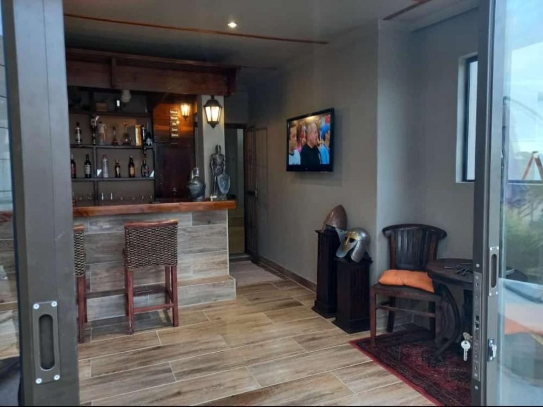 Double Room with Patio - Photo 13