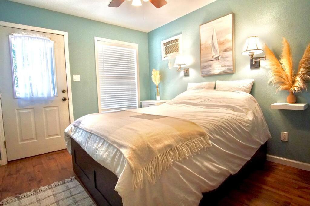 Three-Bedroom House - Photo 5