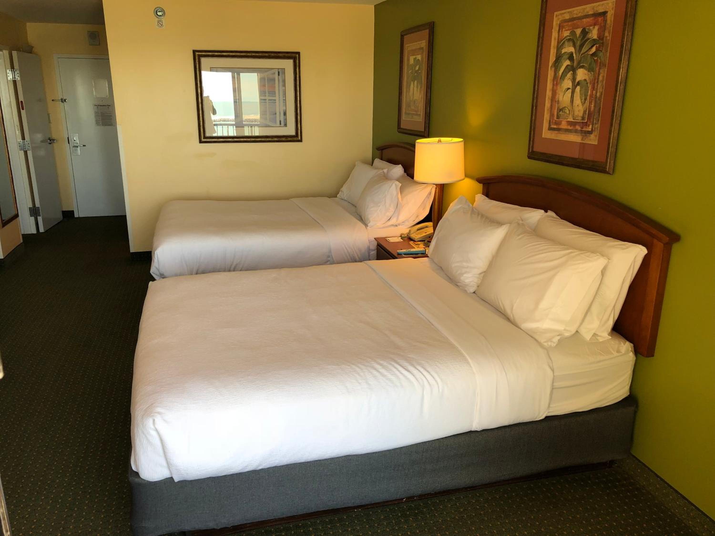 Standard Room with Two Queen Beds - Photo 3