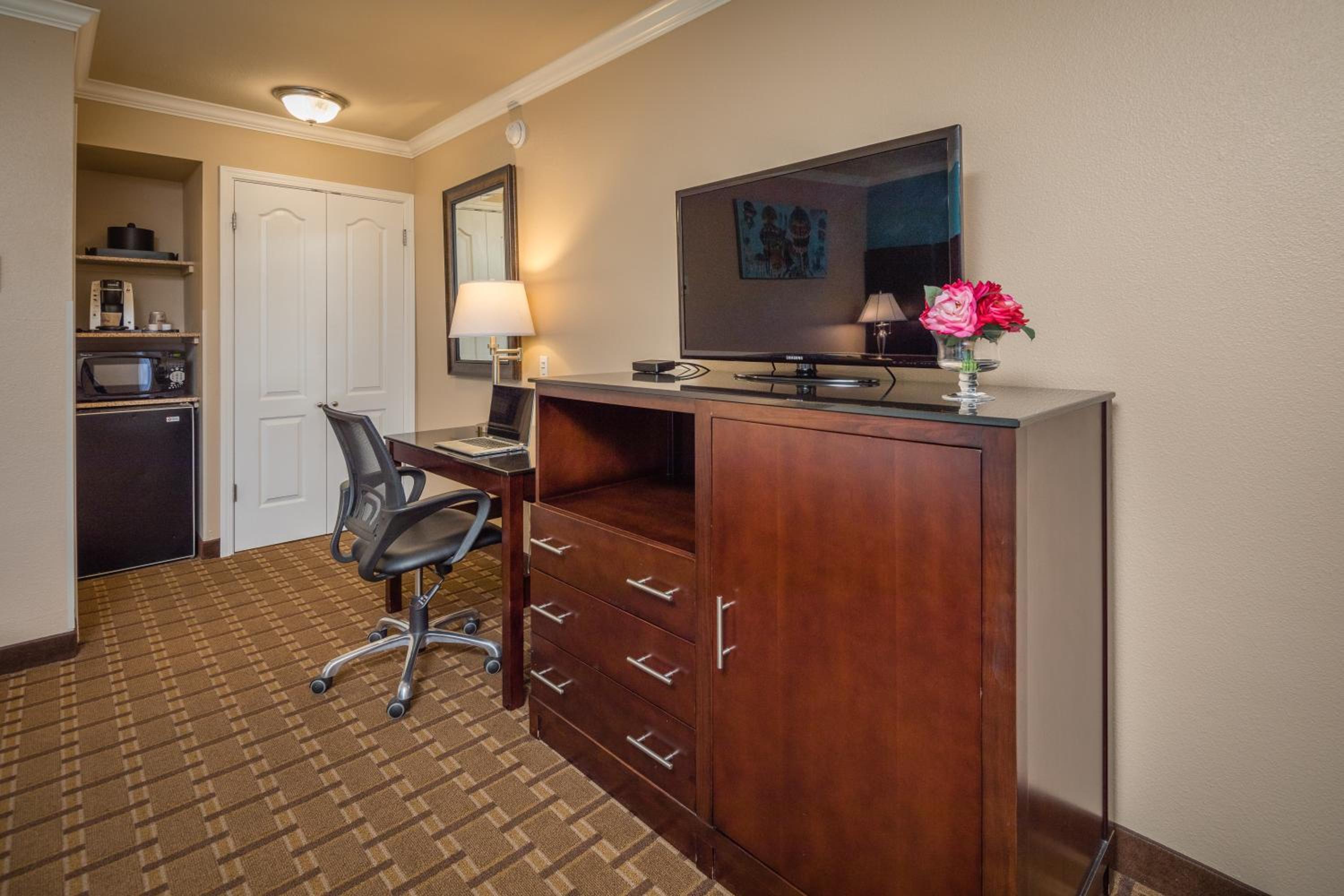 King Room - Non-Smoking - Photo 1
