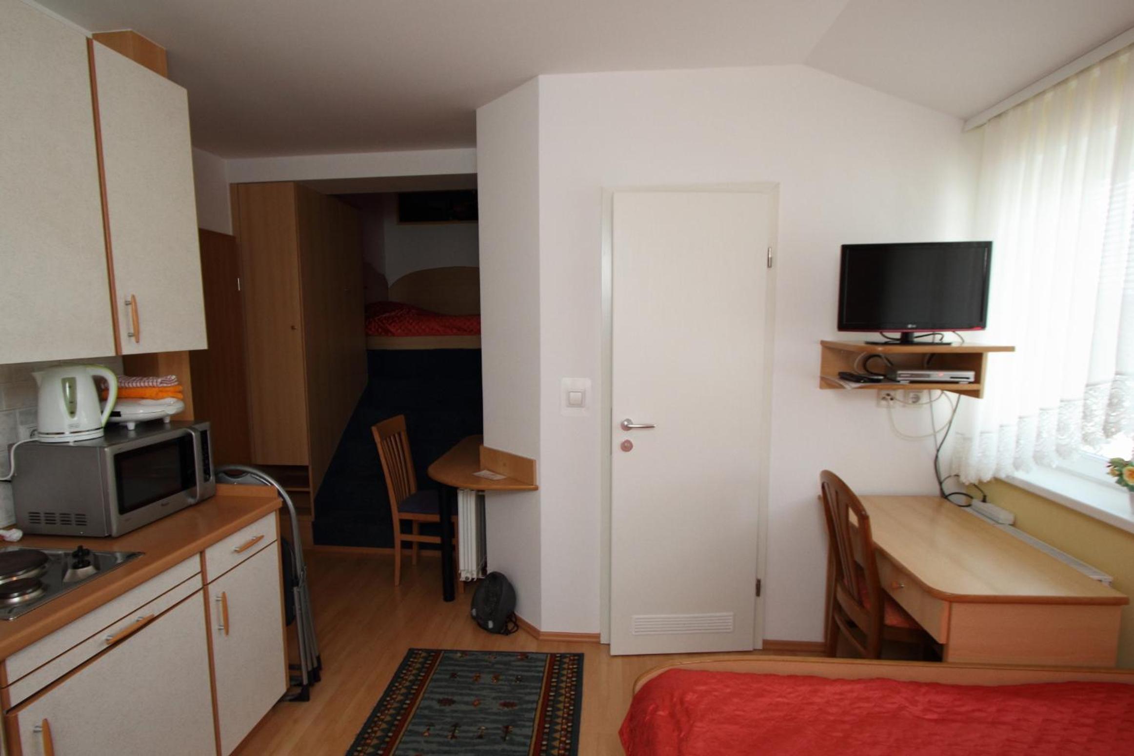 Studio with Balcony - Photo 5