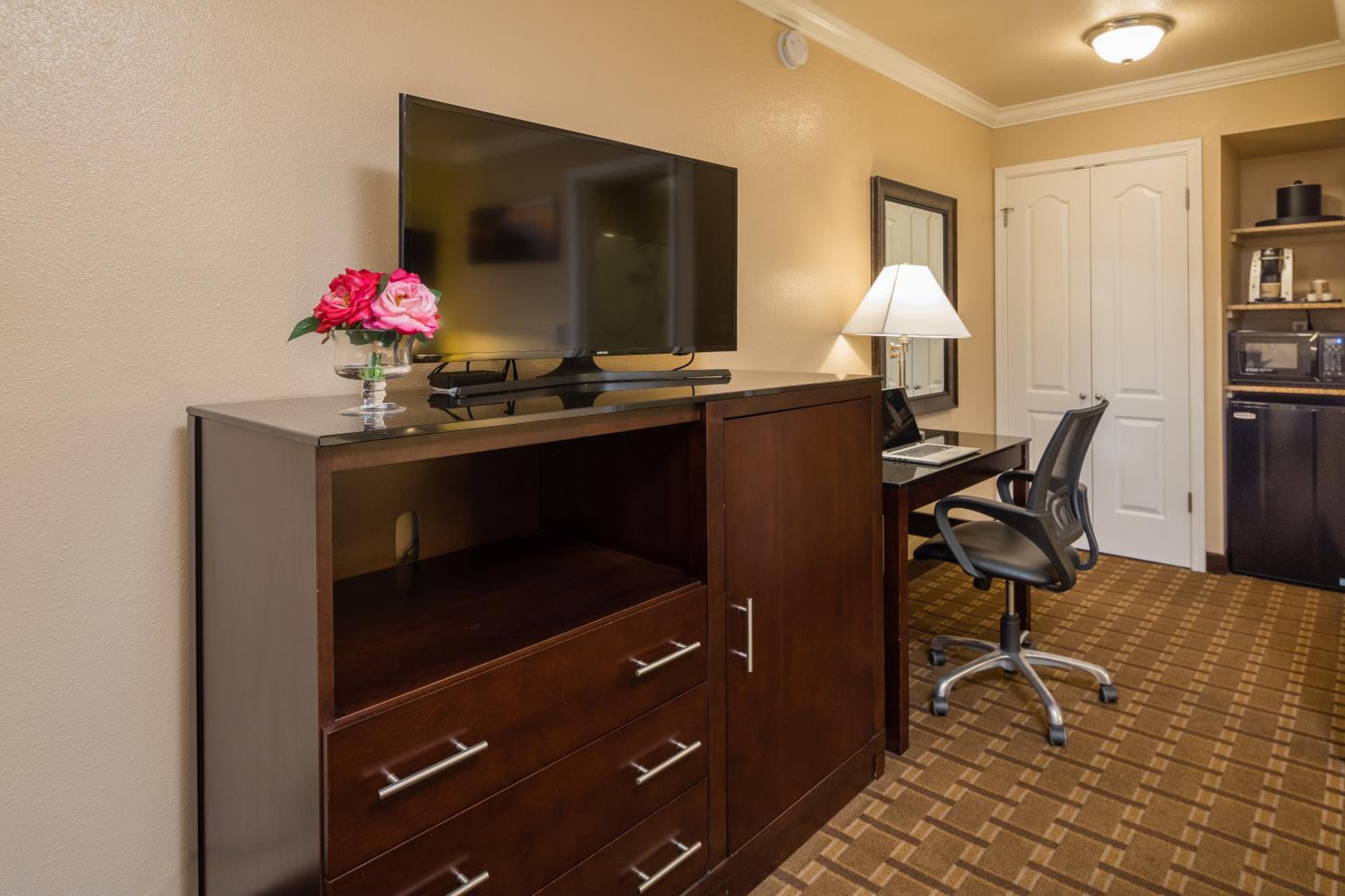 King Room - Non-Smoking - Photo 11