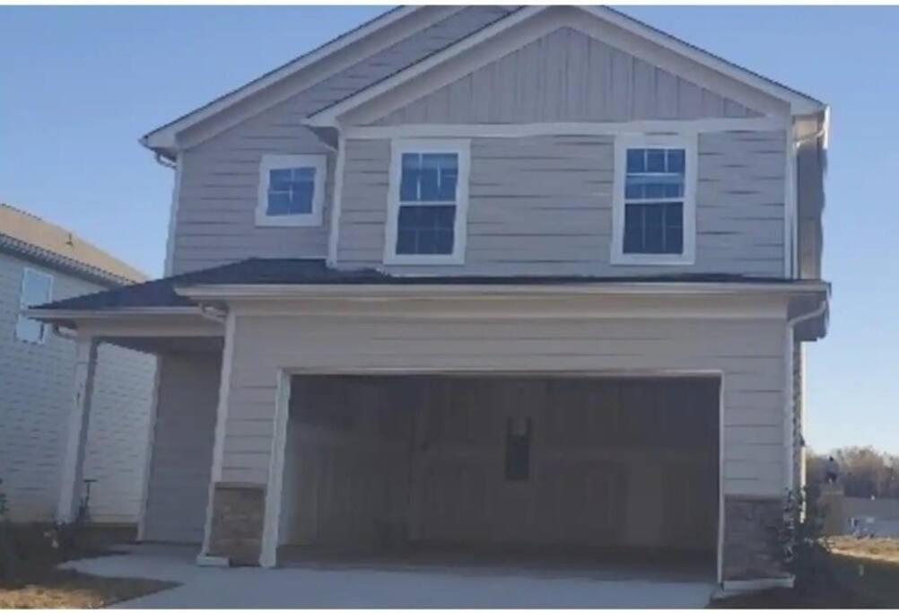 Three-Bedroom House photo 3