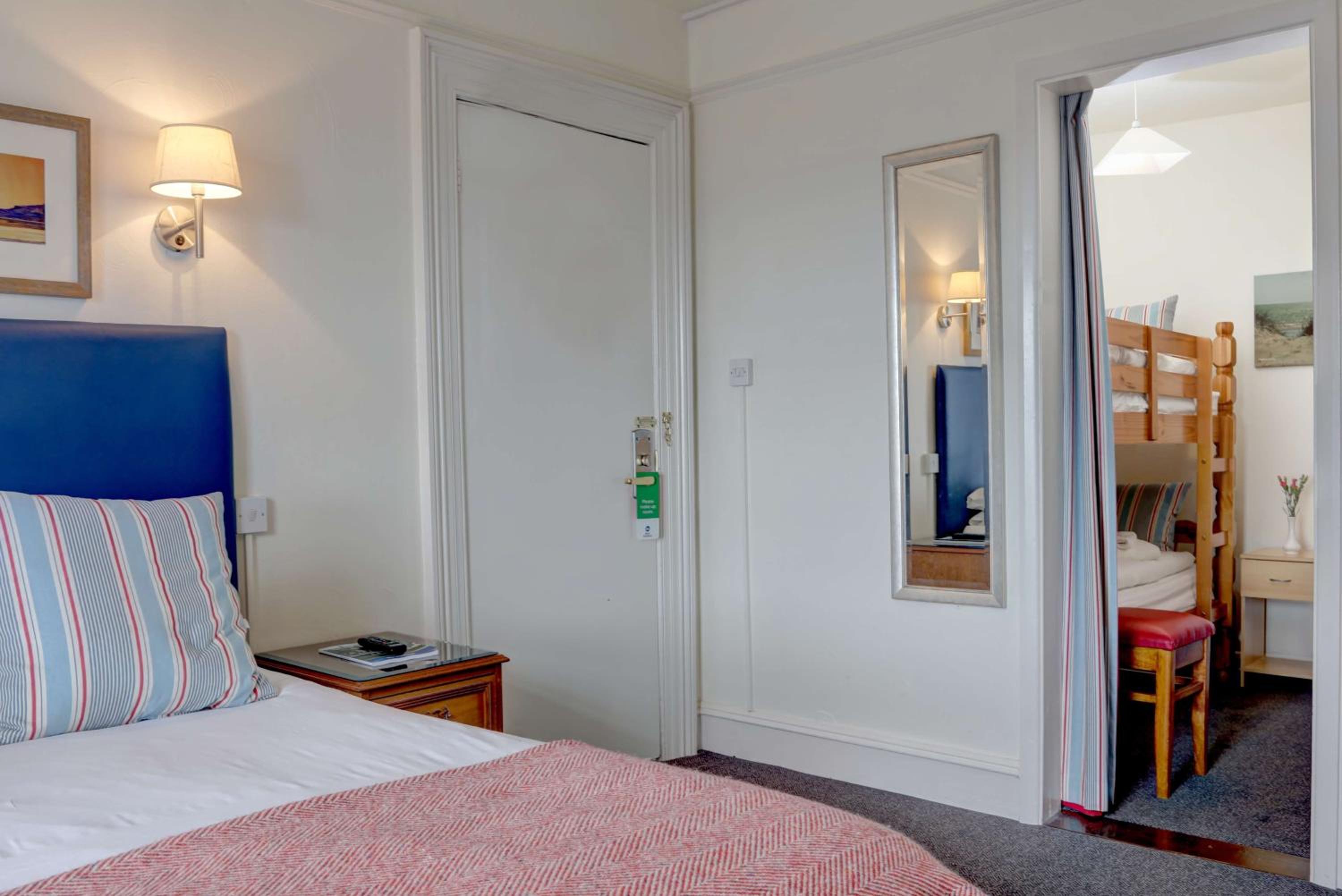 King Room with Bunk Beds and Sea View - Photo 7