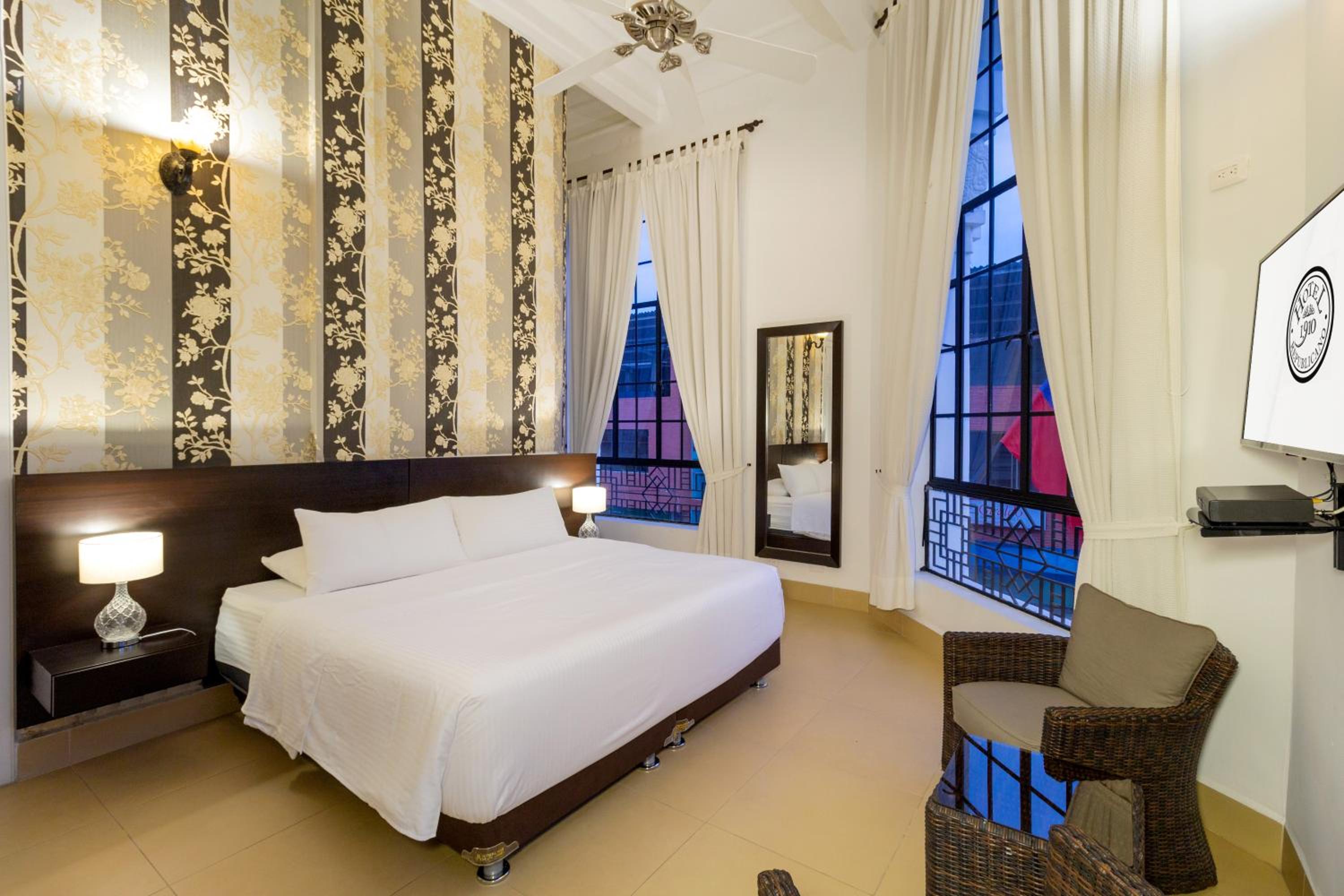 Deluxe King Room photo 1