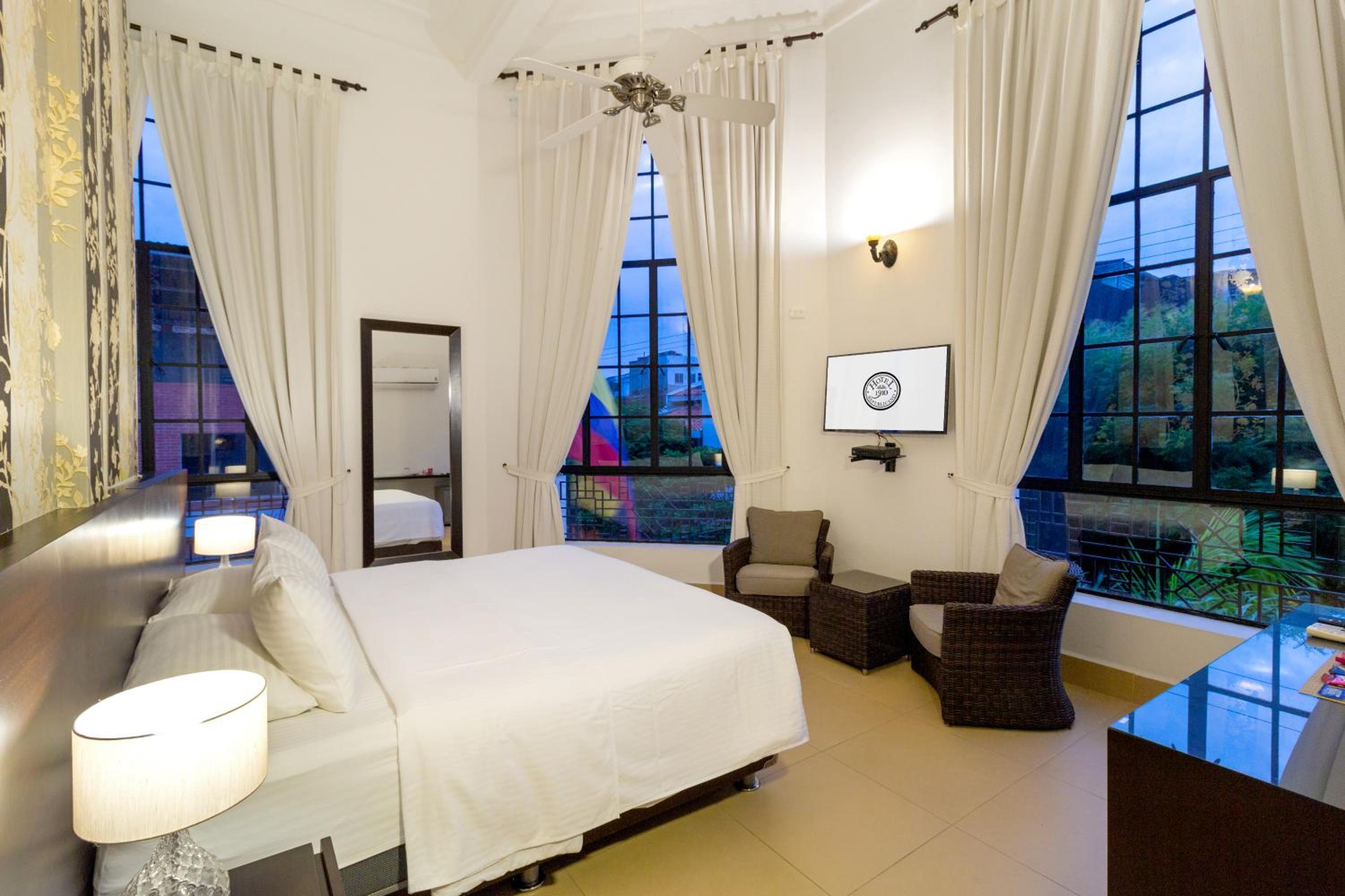 Deluxe King Room photo 3