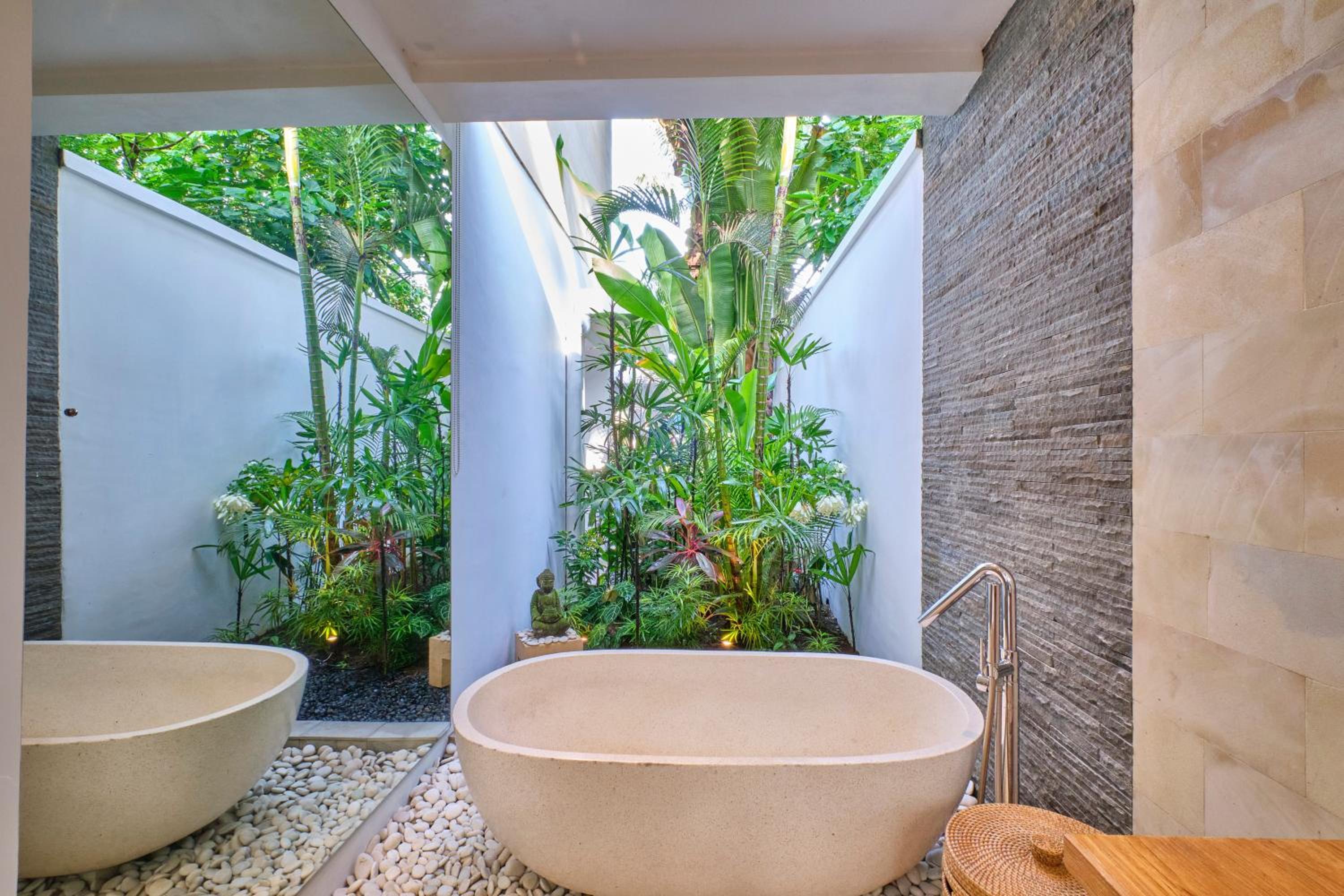 Luxury Villa with Private Pool - Photo 30