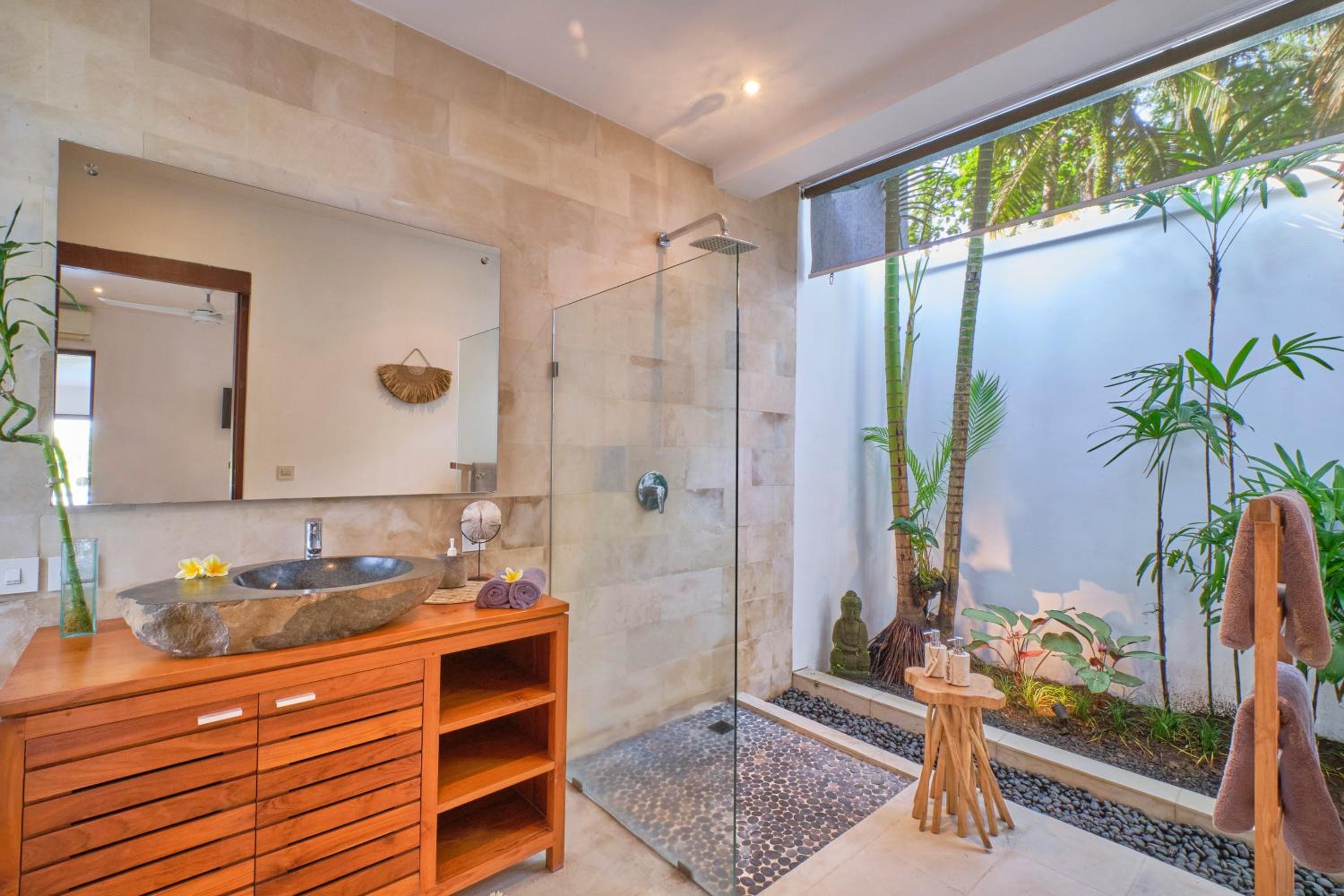 Luxury Villa with Private Pool - Photo 26