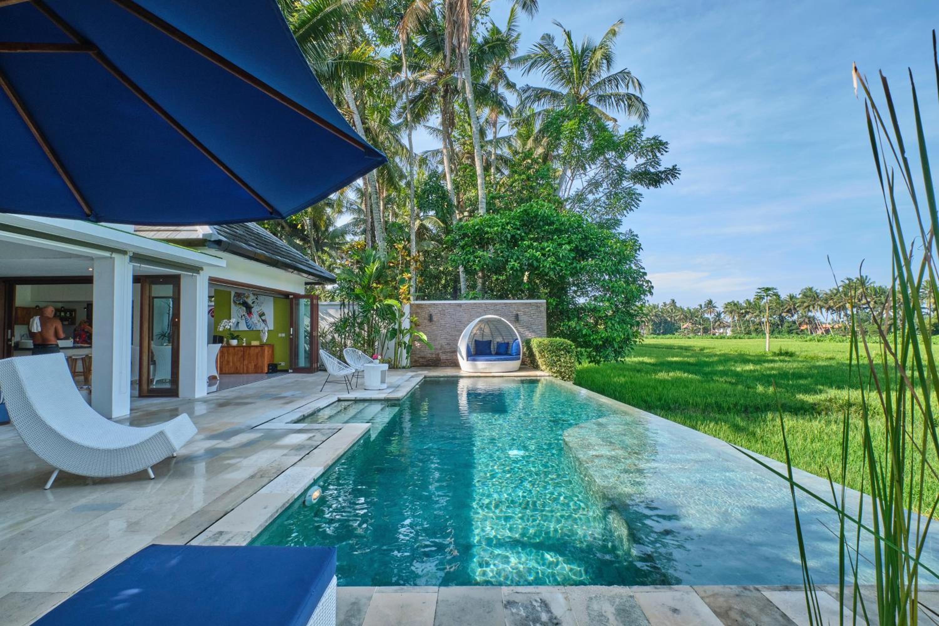 Luxury Villa with Private Pool - Photo 25