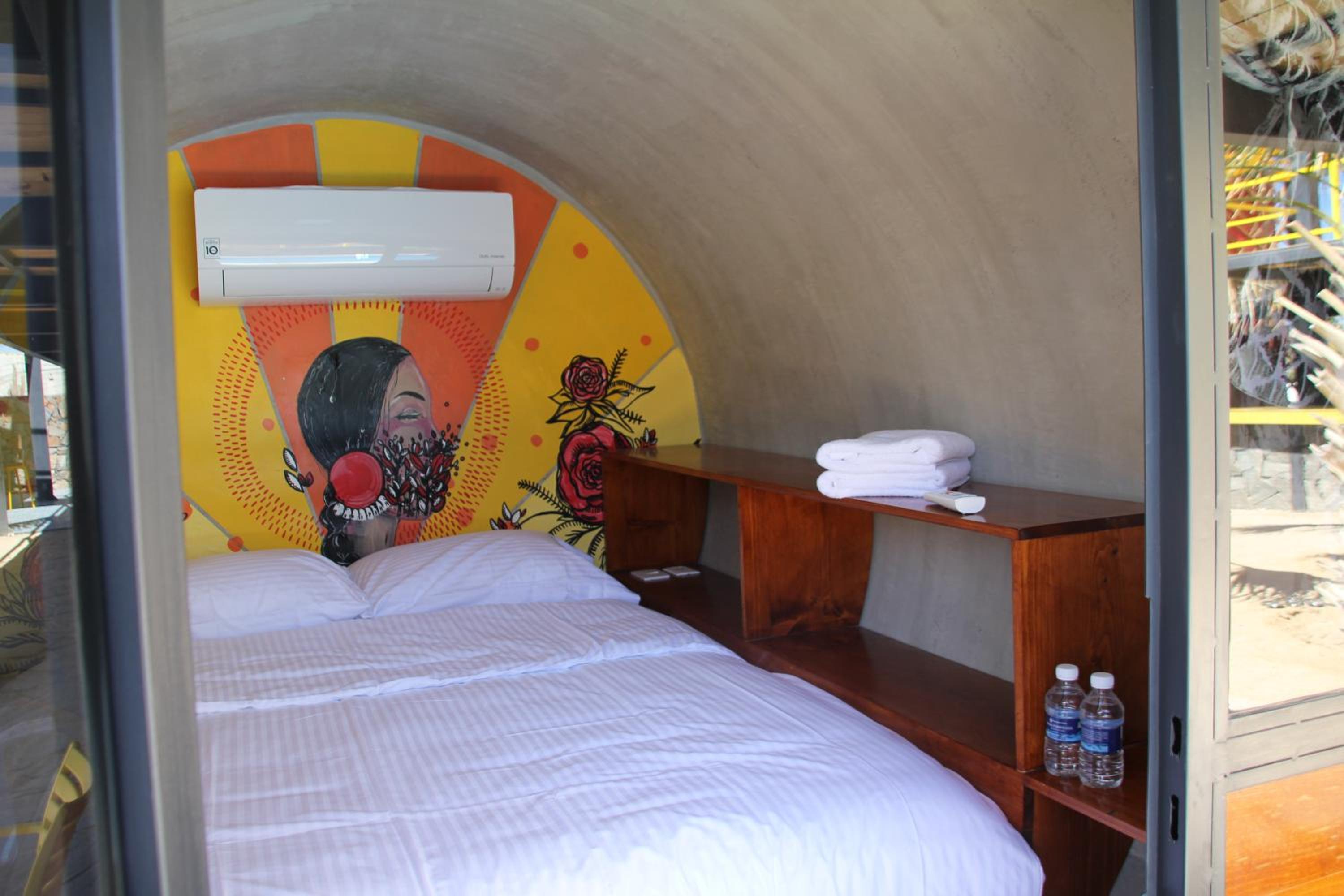 Queen Room with Pool View - Photo 2