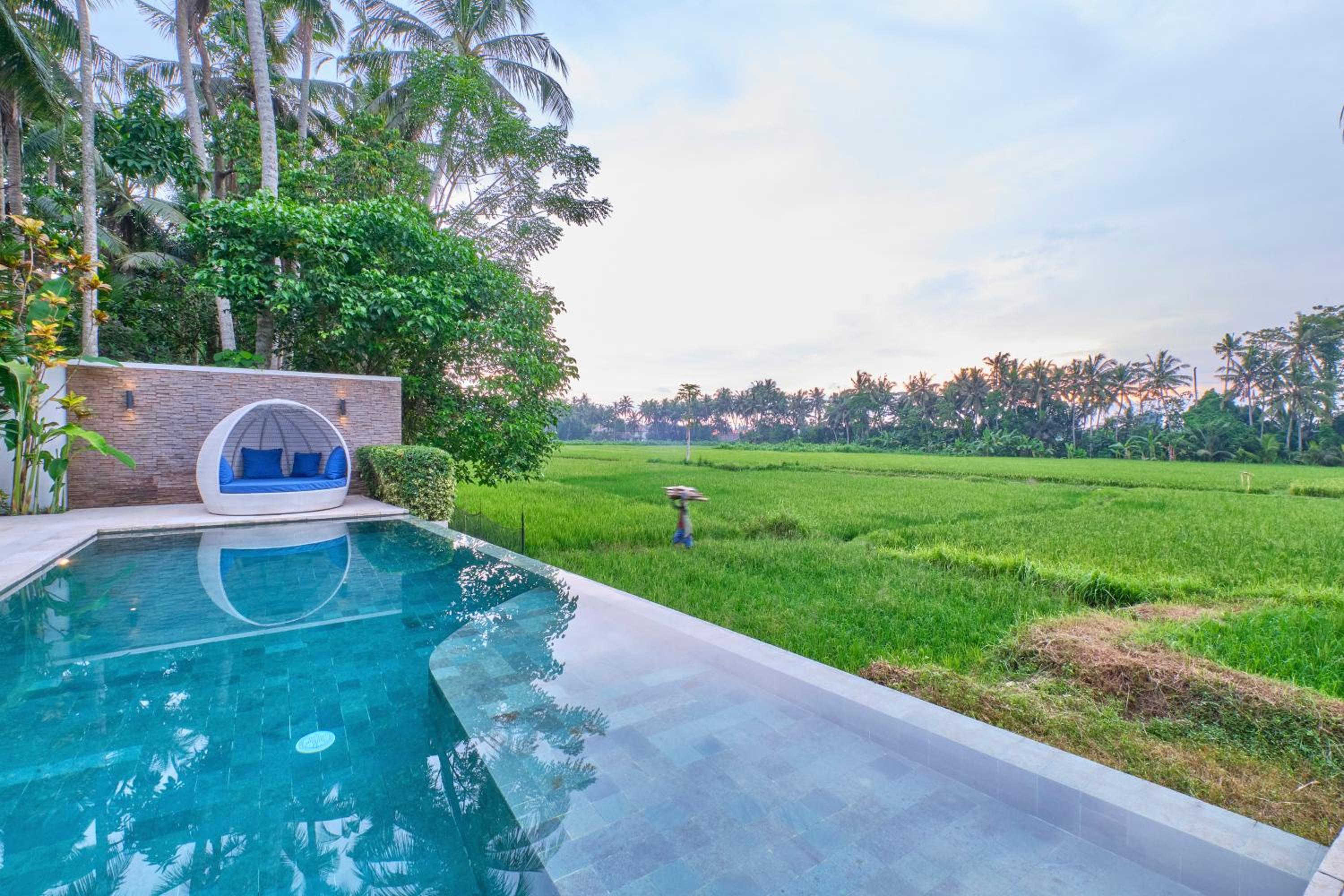 Luxury Villa with Private Pool - Photo 23