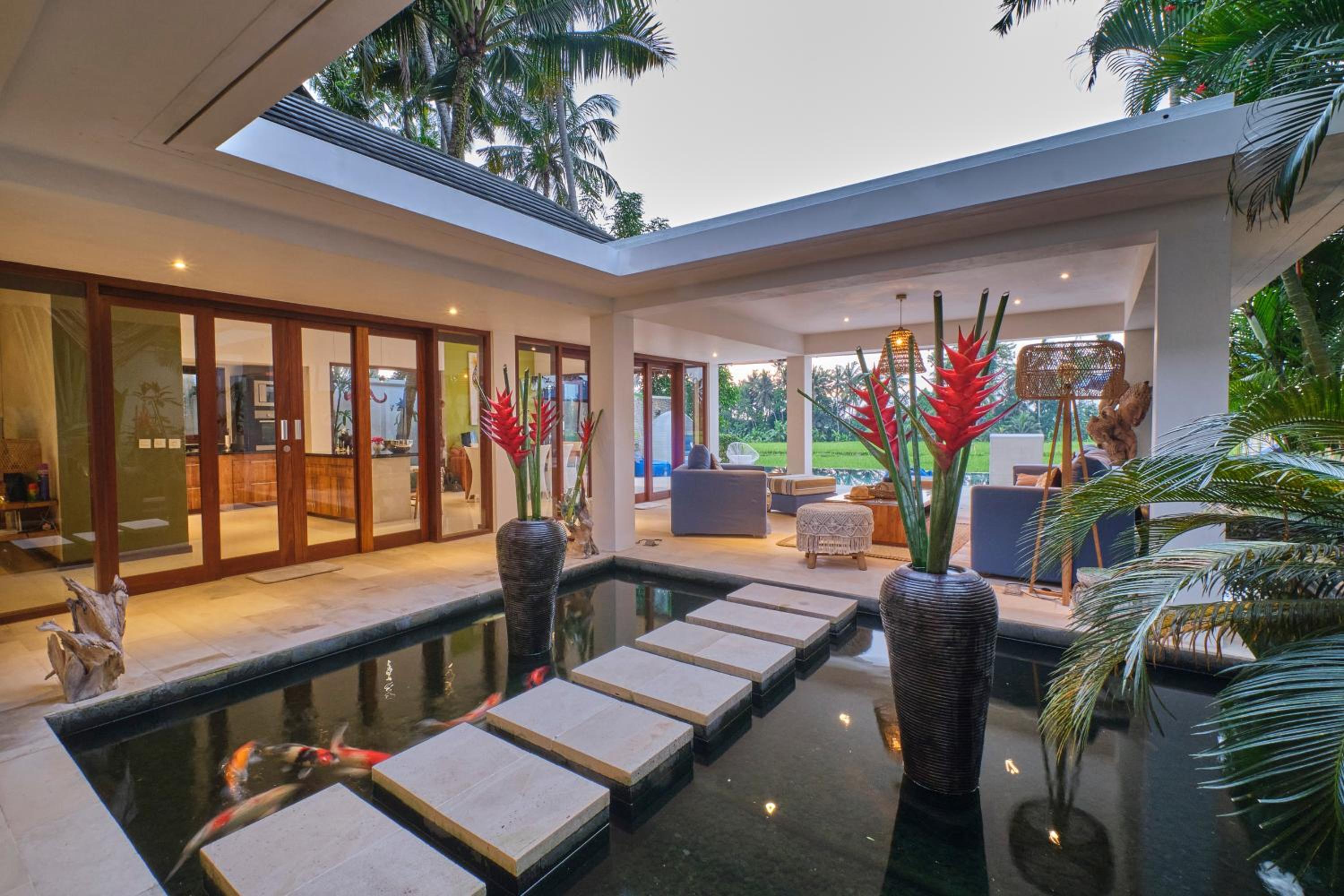 Luxury Villa with Private Pool - Photo 22